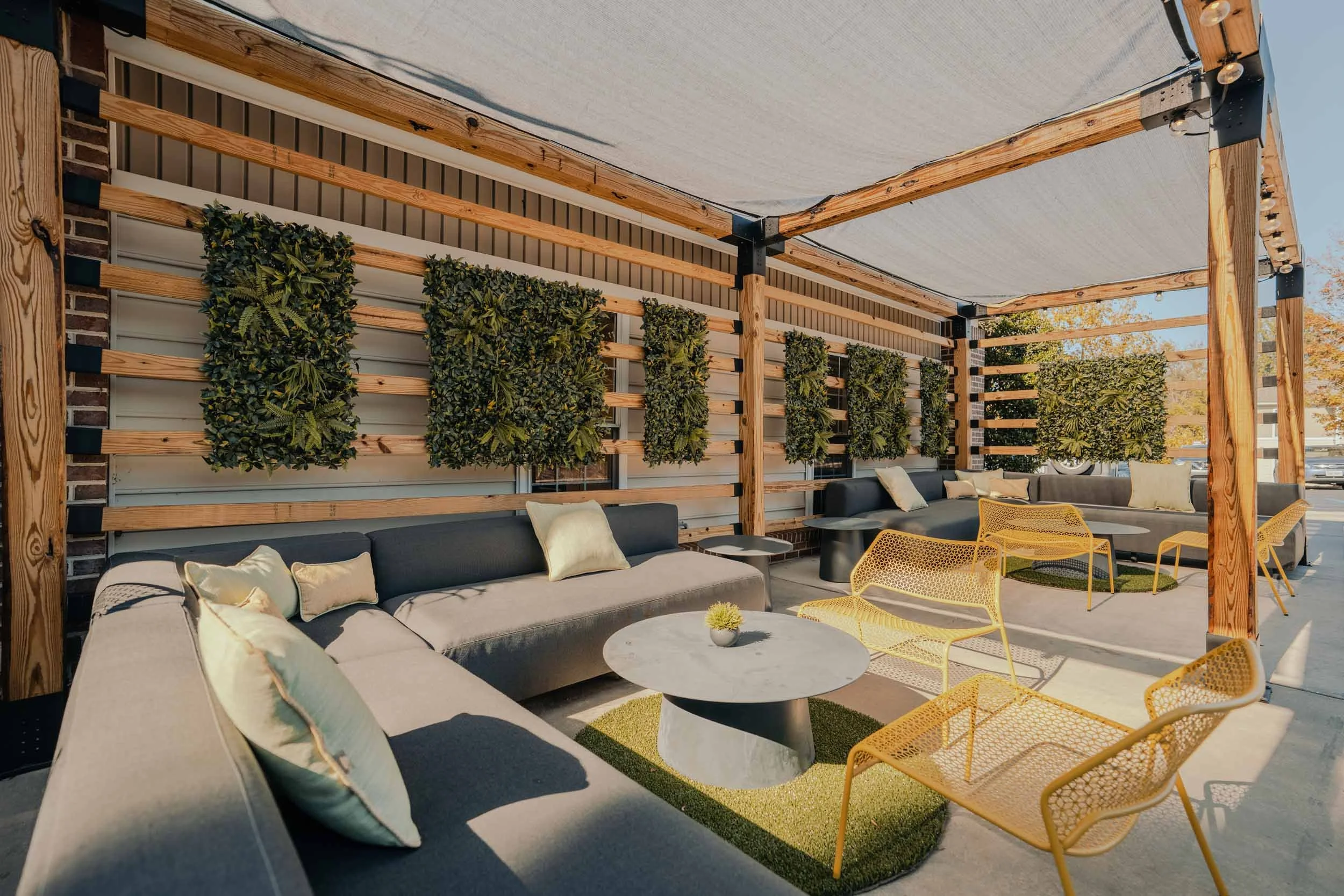 Collegiate Suites & Hunters Ridge of Blacksburg | Student Apartments near Virginia Tech | Outdoor Lounge