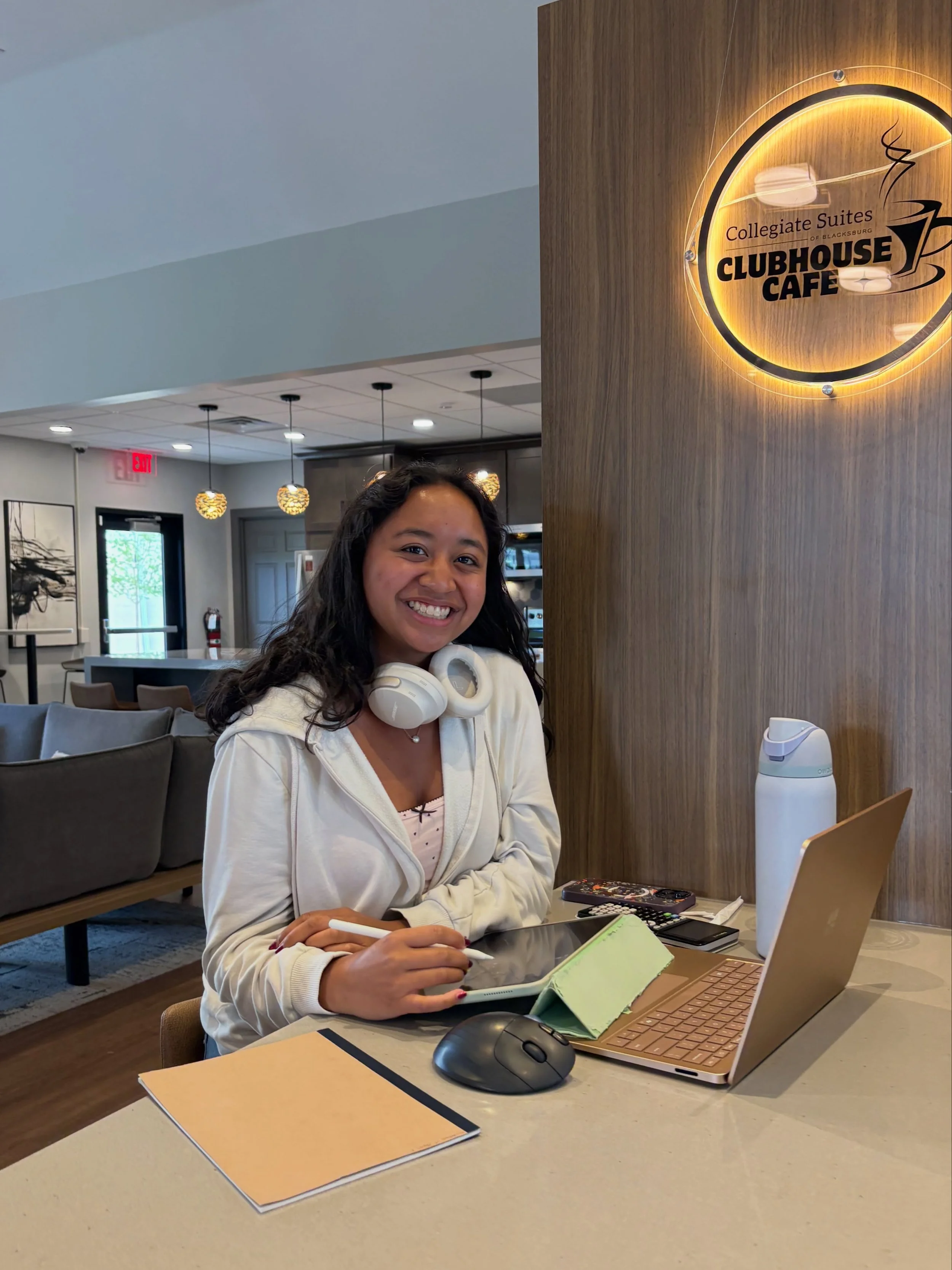 Amenity spotlight: study spaces at the clubhouse📚

We have private study rooms available, and plenty of room to set up throughout the clubhouse to work💻 Our clubhouse is open 24-hours so you can enjoy this, our pool table, and clubhouse cafe at any