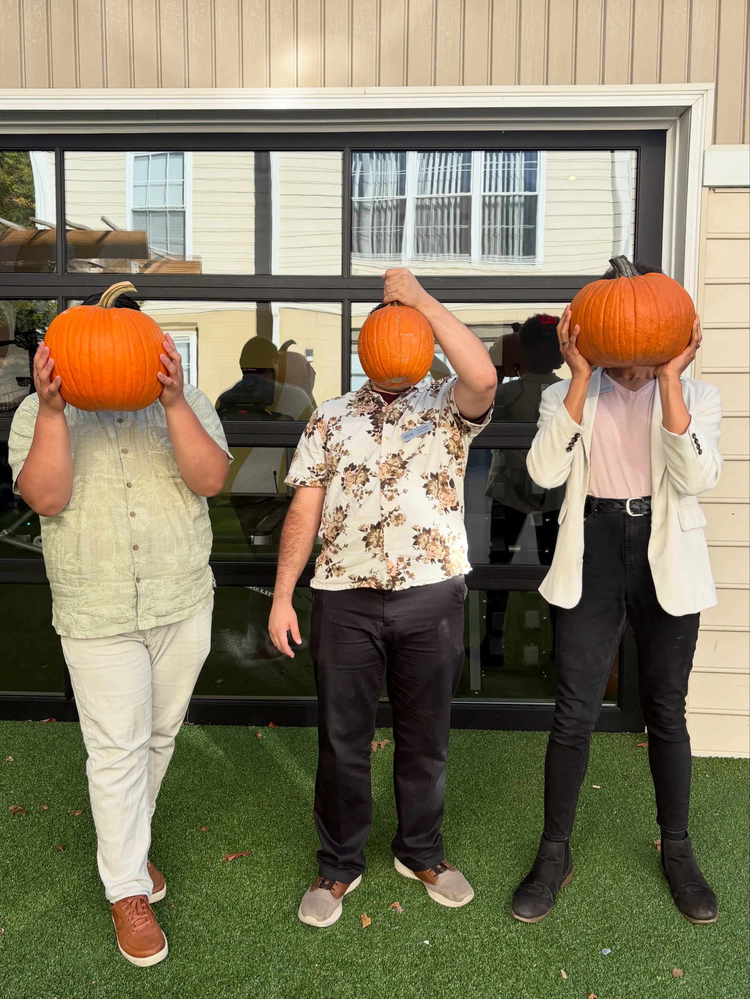 Pumpkin Patch Party TOMORROW👀

Stop by to pick a pumpkin for a chance to win a prize🎃 and grab a treat from @south_sodas71 or Gabby&rsquo;s Cinnamon and Pumpkin!🥧🥤

5pm-7pm - start your fall break off right!💌

#thismustbetheplace #vt #hokie #bla