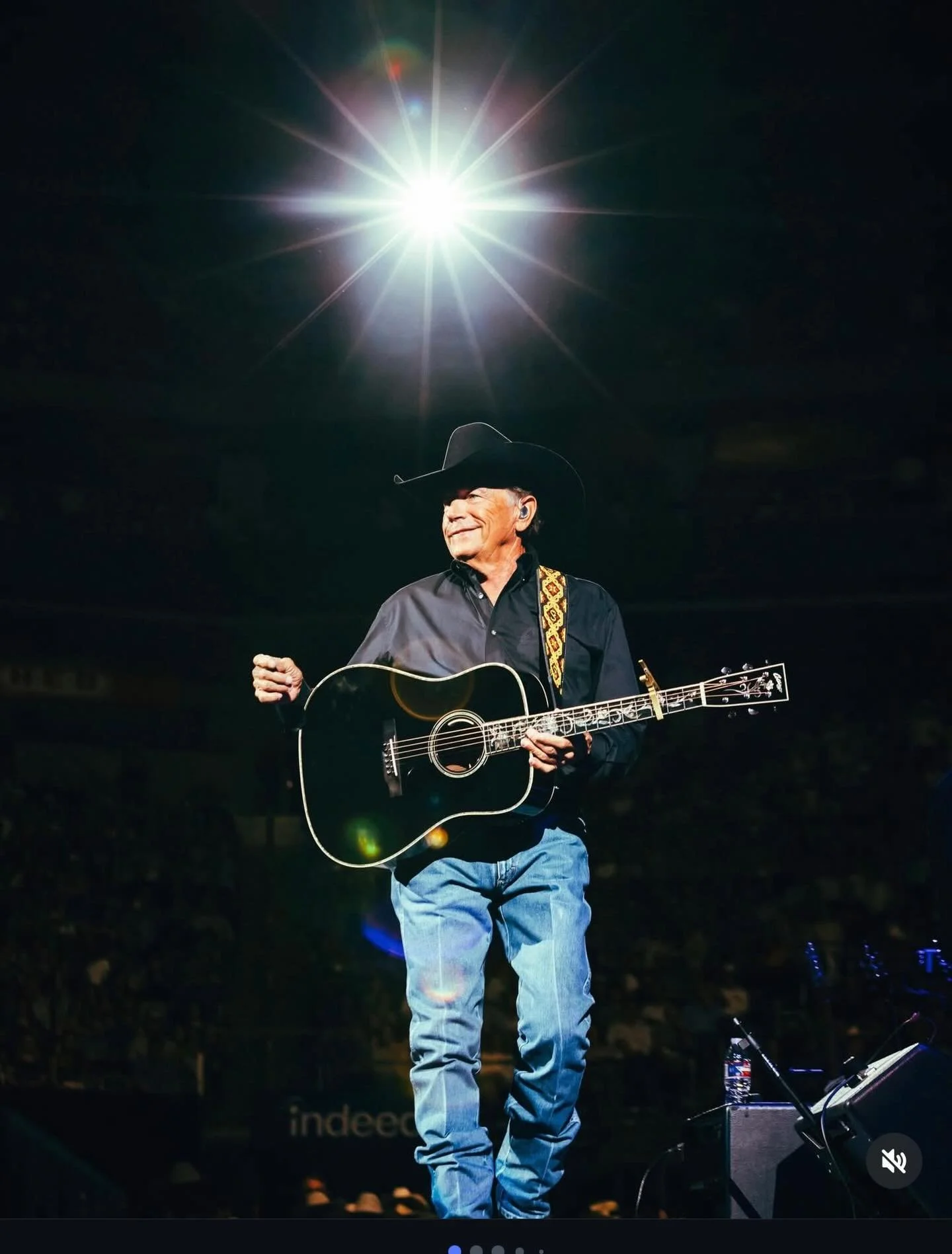 The @nba missed an opportunity and should have had @georgestrait sing the national anthem during game 1 or 2! #nba  #knicks #spurs #sanantonio #texas ! Thoughts? @arry.bean @downtowneddiee @andrewjbloomer @idlebeersa @smashd_satx @roadmapbrewing @mor