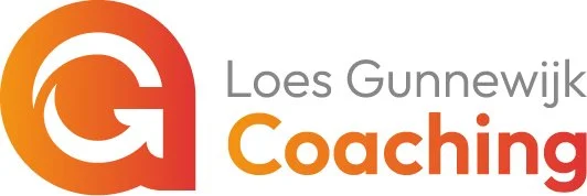 Logo voor coaching van Loes Gunnewijk, met een oranje en witte grafische pijl en tekst.