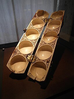 Estiche de marfil de un taller de Media Azahara, principios del siglo X, del monaterio de Santo Domingo de Silos. Museo de Burgos, Wikimedia Commons.