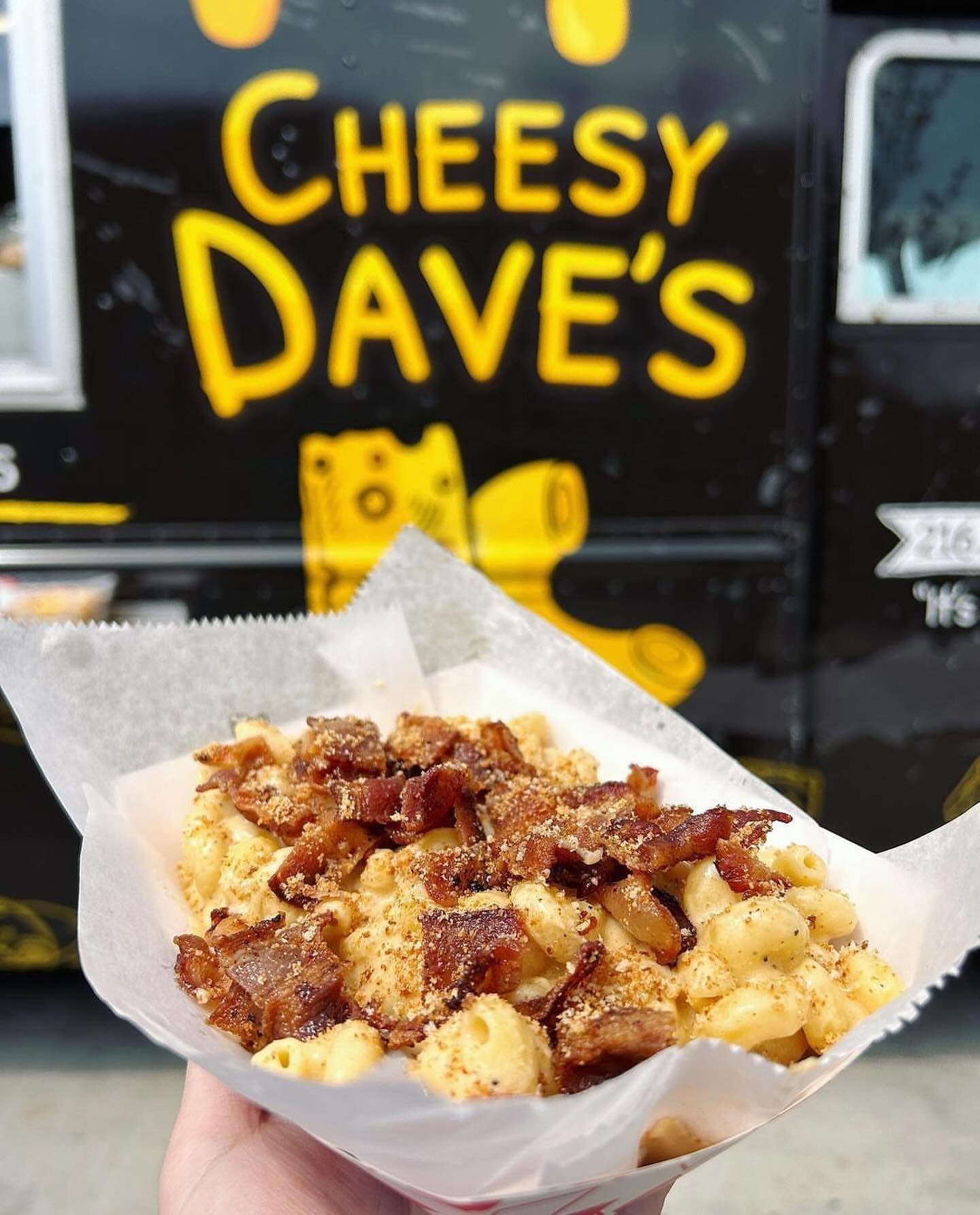 Come Sunday Funday with us!!
@cheesydaves 11am-3pm and @dawgbowlfoodtruck 11am-10pm!