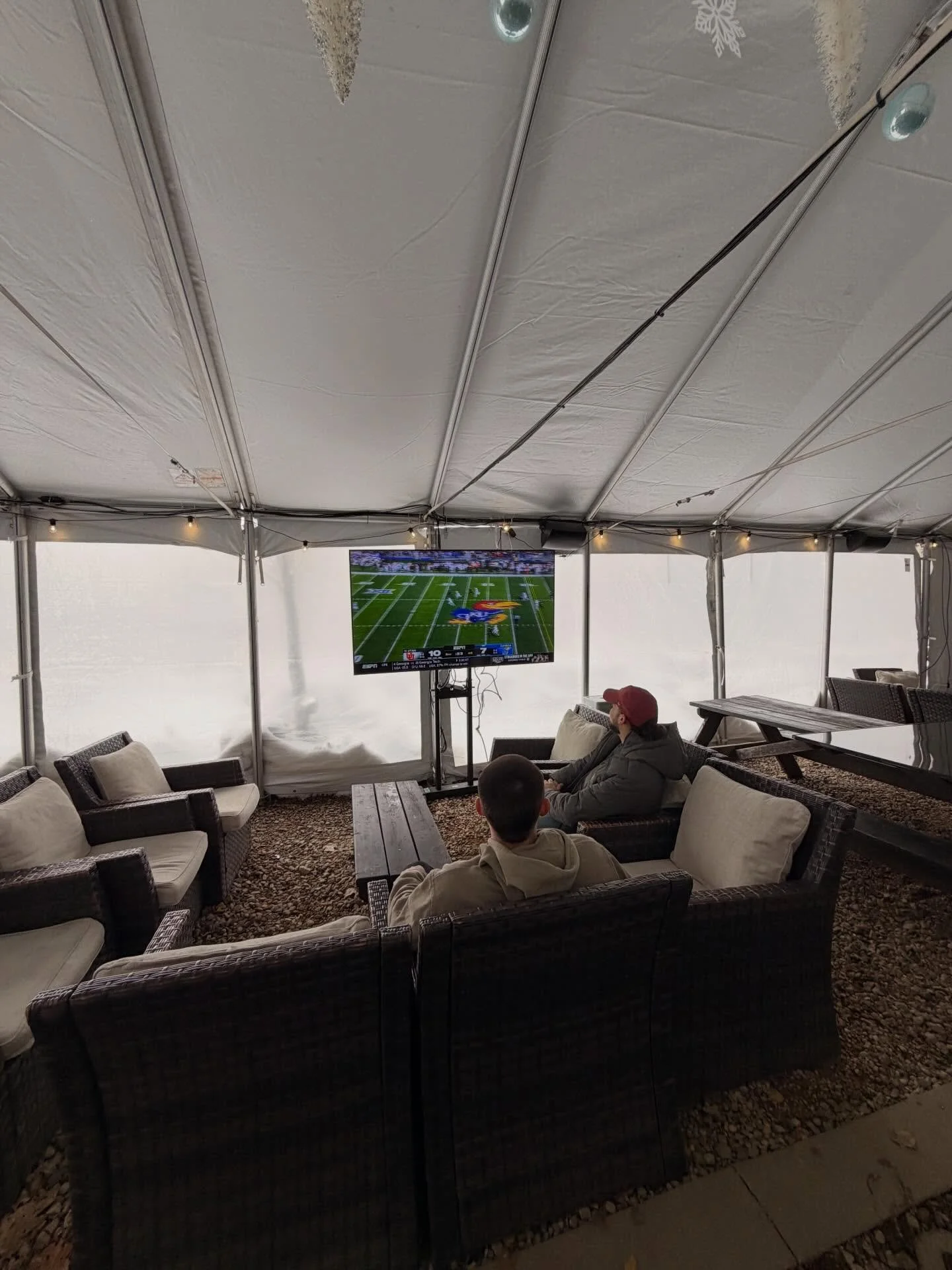 New Tent Alert🚨
We hate giving up patio season so why not throw a big tent outside? Tv access, bar and HEATED🙏
Stop by and check it out!