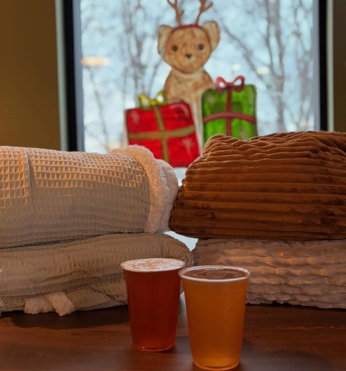 Art on Tap: Xmas Dog Blanket Drive is happening soon!
Don&rsquo;t forget to come check out some local artists and bring a blanket for @citydogscle 6pm-8pm.
Enjoy a @marketgardenbrewery on tap🍻