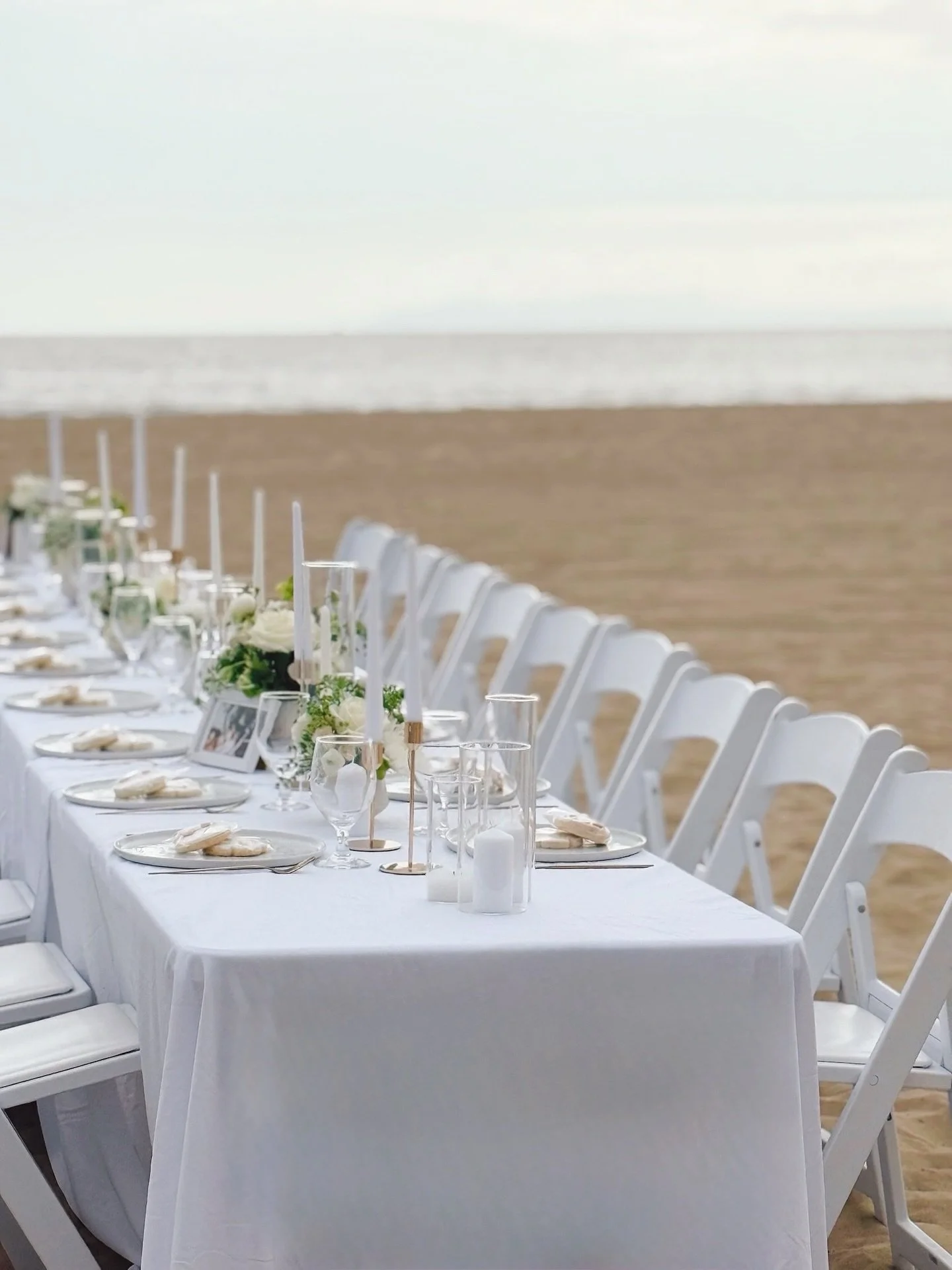 Sandy toes + champagne flows 🥂
Rehearsal dinner by the sea 🌊 

#newportbeachdinner #newportbeacheventplanner #dinneronthebeach #rehearsaldinner