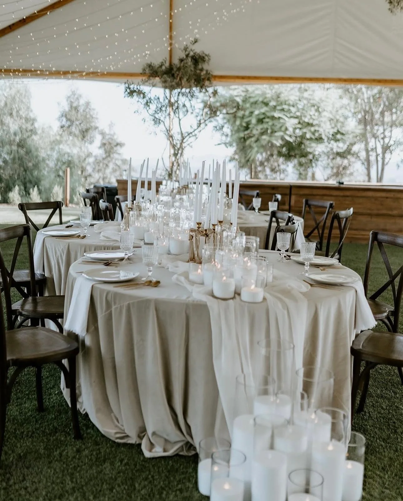 Bows are a girls best friend🎀

Design/photo- @hannahsessionsphotography
Coordinator- @sierrajamesevents
Creative Direct- @mollyyyyhoward
Venue- @terrathevenue 
Florals- @christinepetalplanners 
Linens- @bbjlatavola
Candles- @socalcandlerentals
Chair