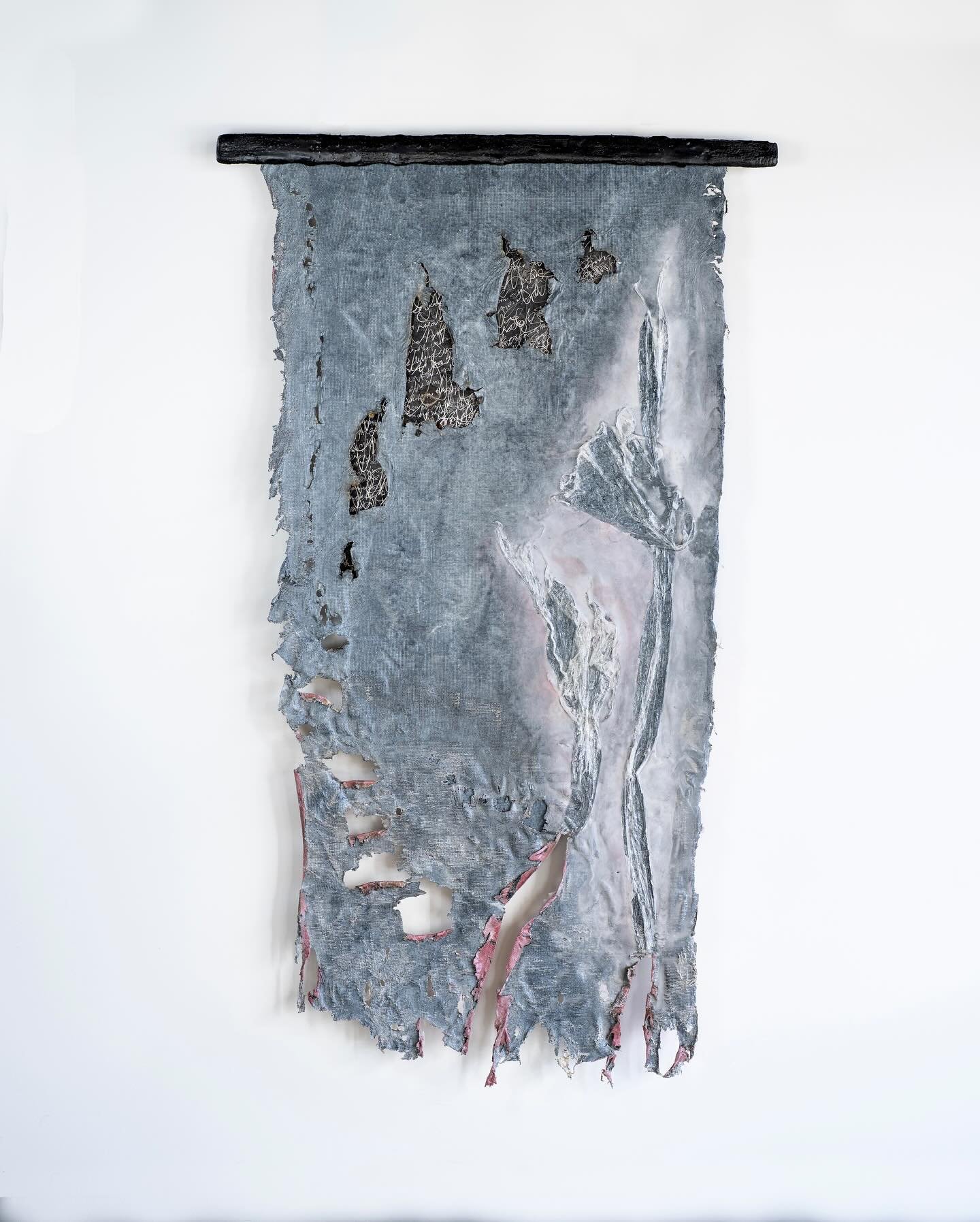 &ldquo;The Scroll Marked Four&rdquo;, packing plastic, scrap aluminum ducting, billboard tarp, aluminum oxide, wood, and resin, 41x70&rdquo;, 2024
-
-
-
#abstractexpressionism #shadowart #layers