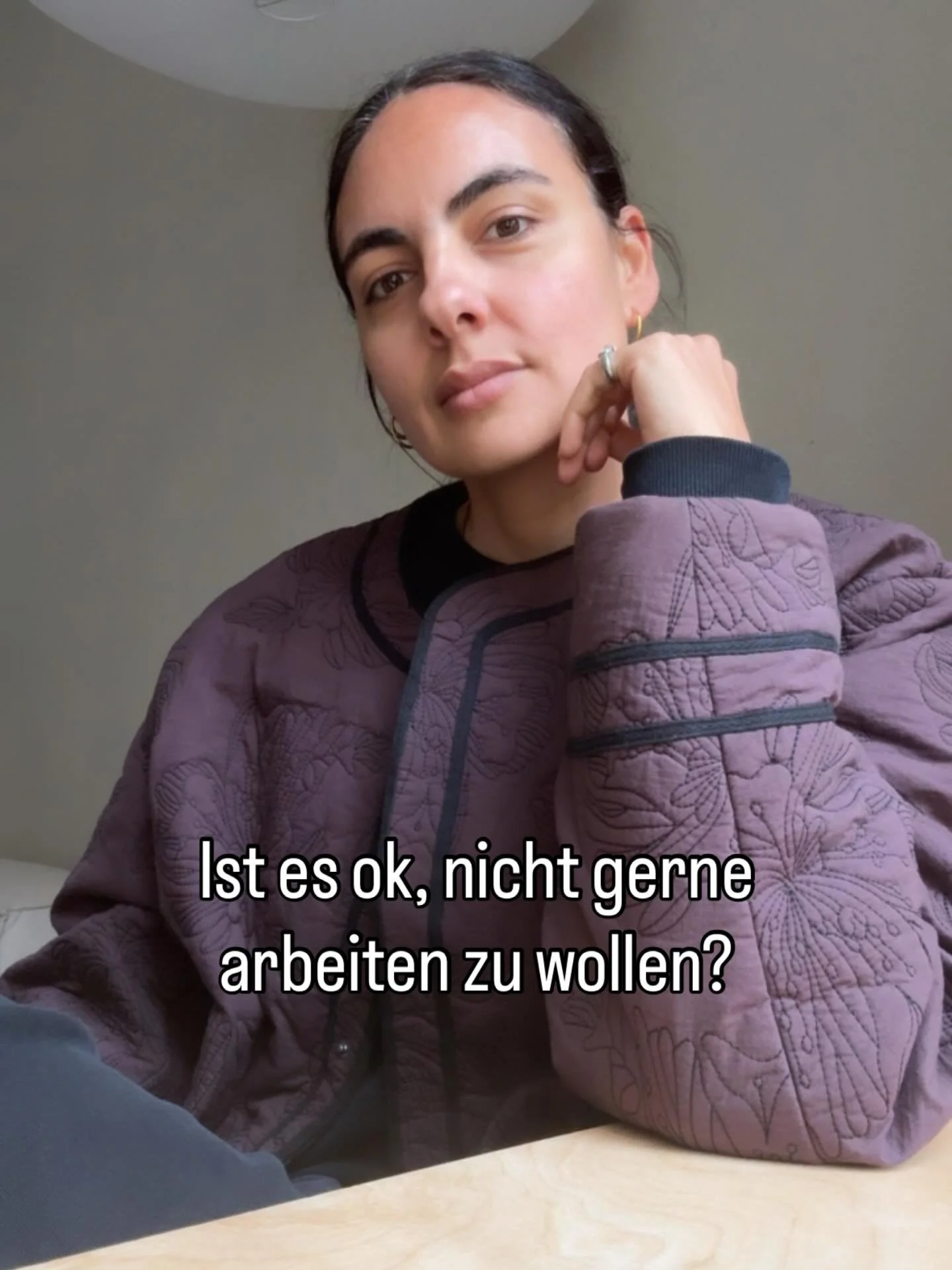 In &bdquo;unserer&ldquo; Generation gibt es oft einen hohen Anspruch an Arbeit:
Sie soll Sinn machen. Spa&szlig; bringen. Erf&uuml;llend sein. Und nat&uuml;rlich gut bezahlt.

Wenn das nicht zutrifft, hei&szlig;t es schnell:
&bdquo;Dann passt der Job