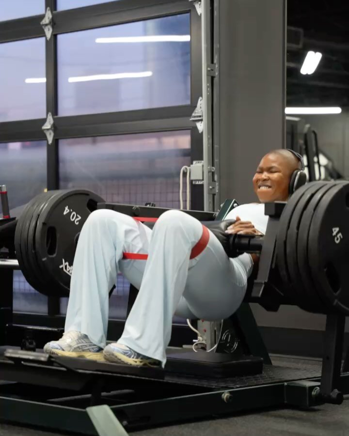 locked in for leg day😮&zwj;💨🥵

🔗 always in @oneractive use code YAYA to shop 

EXERCISE WORKOUT LIST:
1. Barbell Romanian Deadlift: Keep neck neutral. Keep knees slightly bend.Bend at hips to initiate movement.
2. Belt Sumo Squat: Sumo stance. Ke