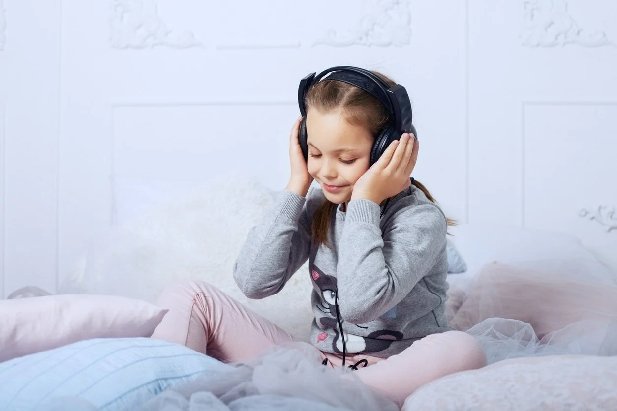 20 Best Bedtime Audiobooks and Podcasts for Kids in 2026