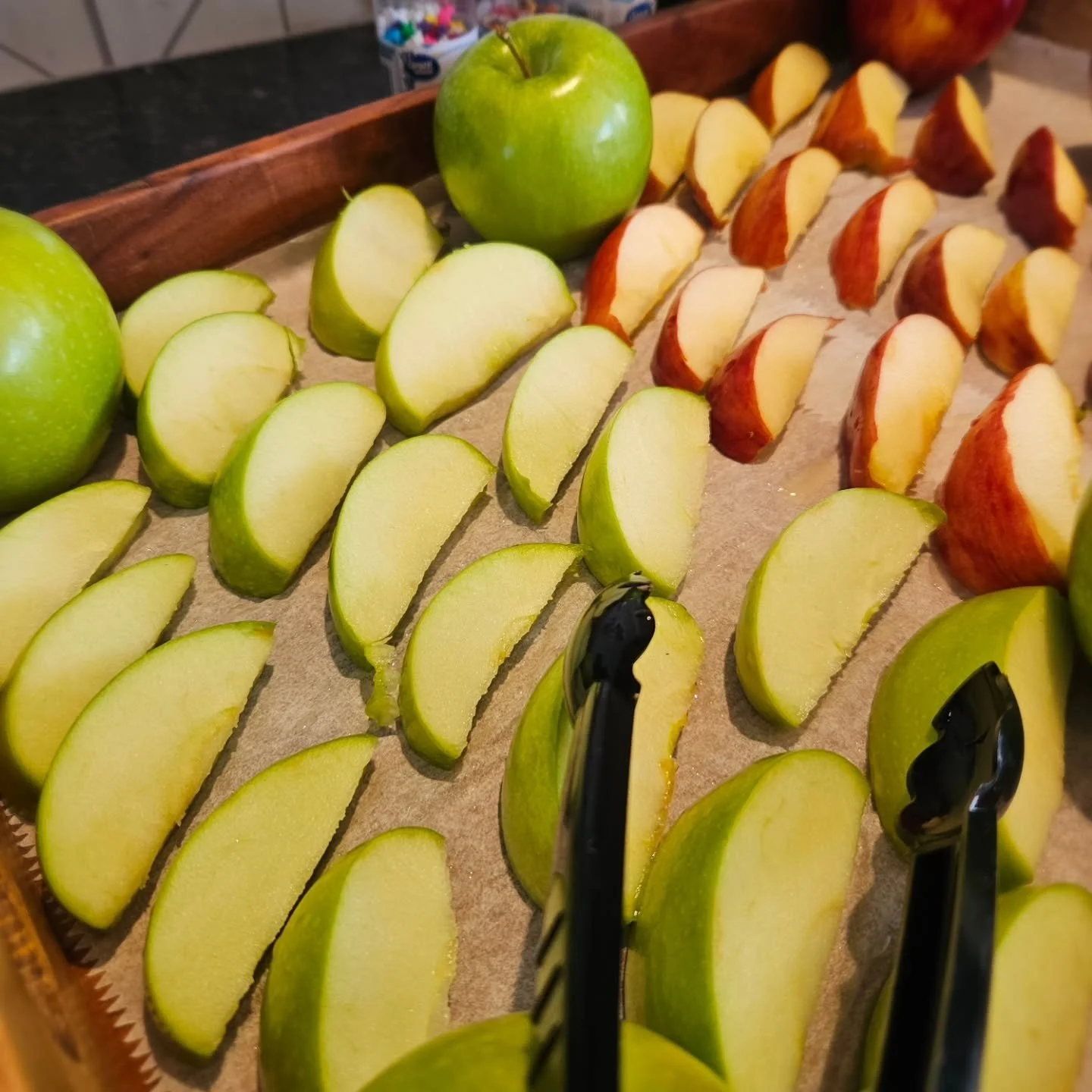 π It’s a beautiful fall day, and our Apple Bar is open! π Choose your dip — caramel, cookie butter, chocolate, or hazelnut — and make your perfect fall treat! π€
#fallvibesπ #applebar #mapleridgemoments #caramelseason #sweettreat