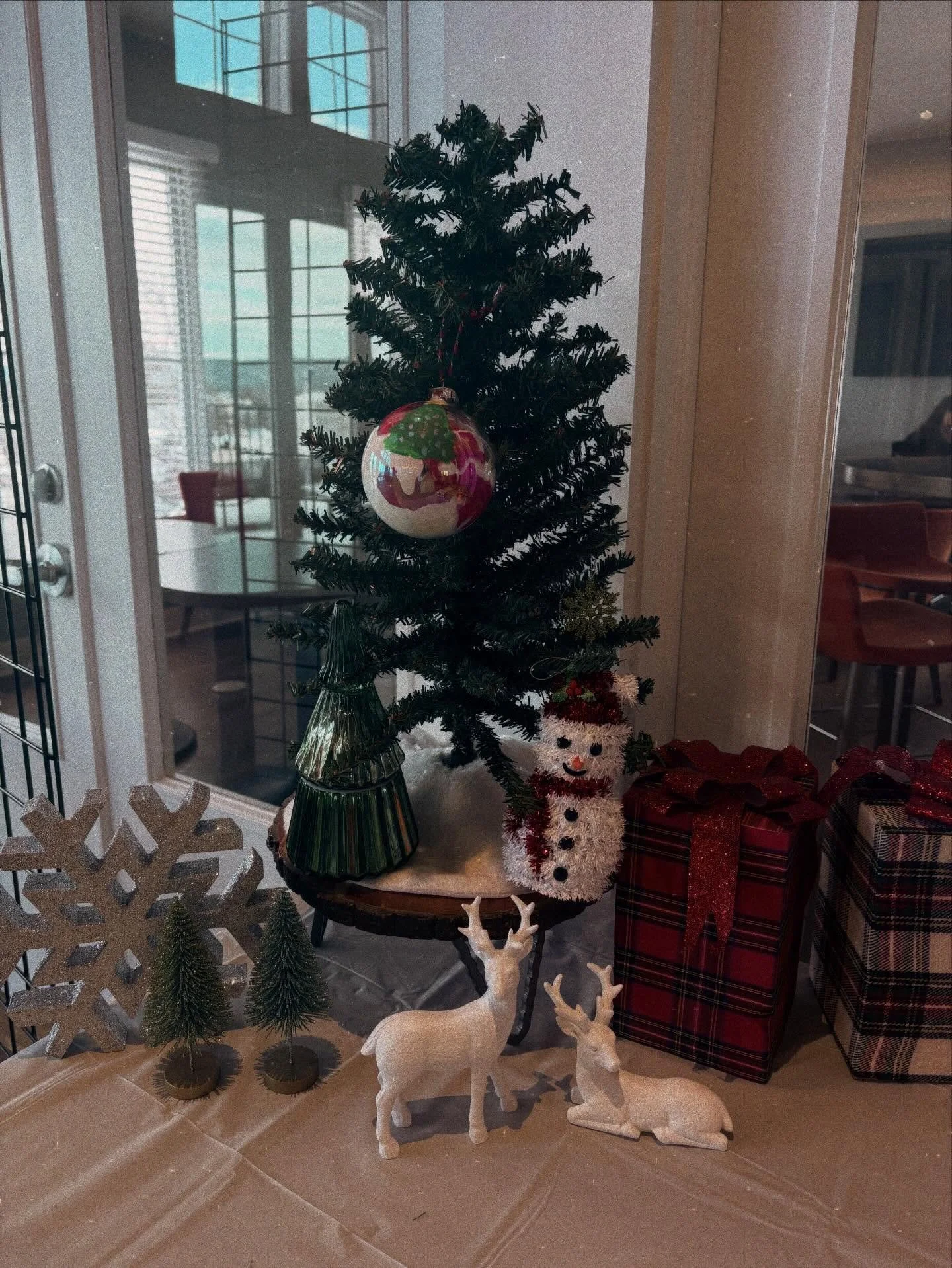 We made one&hellip; now it&rsquo;s your turn 🎄 ✨ 
Ornament making is now LIVE - swing by the leasing office and make one of your own!