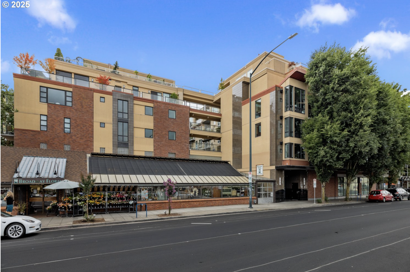 1620 NE Broadway St #206