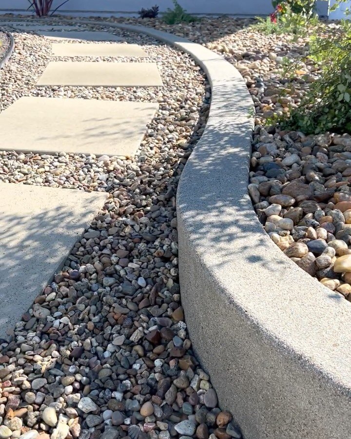 A recent landscape refresh with new concrete edging and a soothing garden fountain! 

This finished concrete edging with an exposed aggregate gives the new landscape a clean and modern look ✌🏼

#yarddesigns #landscapedesign #backyards #landscapeinst