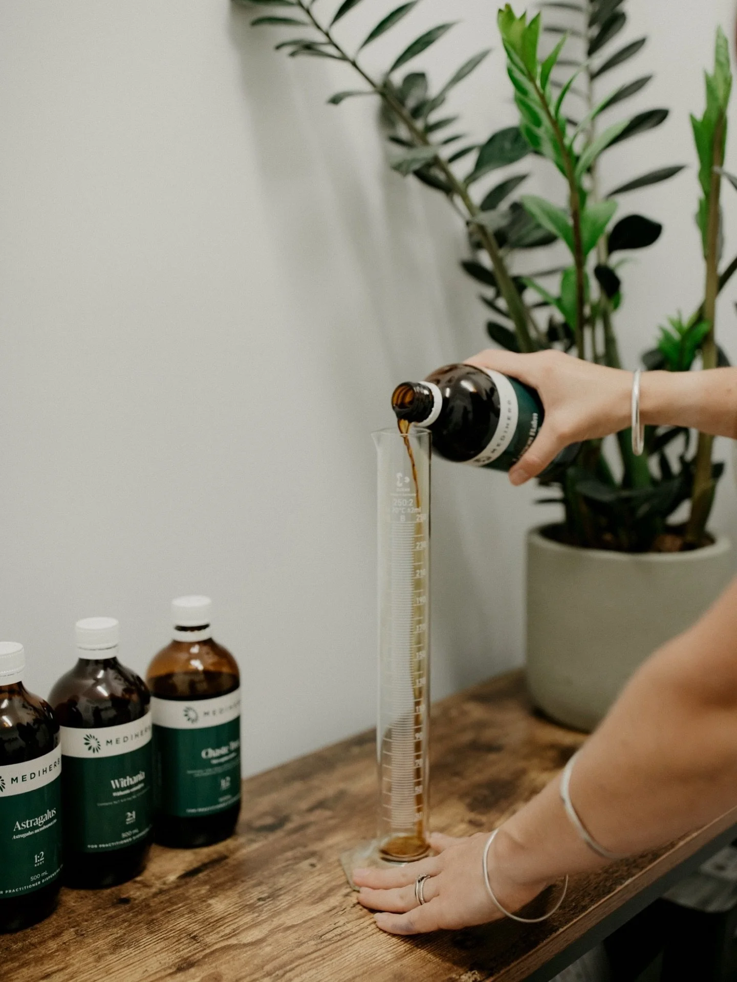 A blend using a clinic favourite this morning: Saffron 🌱

PMS &amp; PMDD
Several studies show saffron significantly reduces mood related PMS symptoms including anger, irritability, rage and tension within two cycles of use. Paired with B6 and magnes