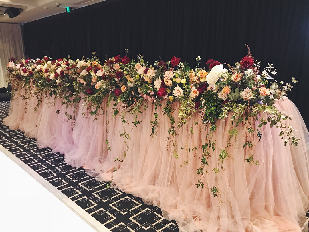 Good morning 🙋🏻&zwj;♀️🌞 the beautiful bridal table for Andy and Ernie on the weekend 💕 I loved being a working mumma with my bub spending time away with her grandparents whilst I worked (and pumped 🍼💪🏼). Couldn&rsquo;t have done it without my 