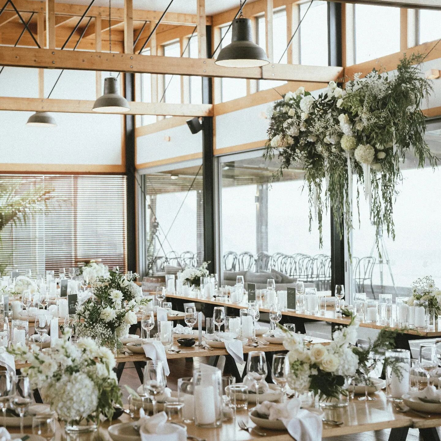 Courtney and Caleb had a beautiful installation of flowers and seed lights hanging over their bridal table.
@kauribayboomrock and the beams lend itself beautifully to all sorts of hanging installations.
Captured by @davidle_nz 
Venue @kauribayboomroc