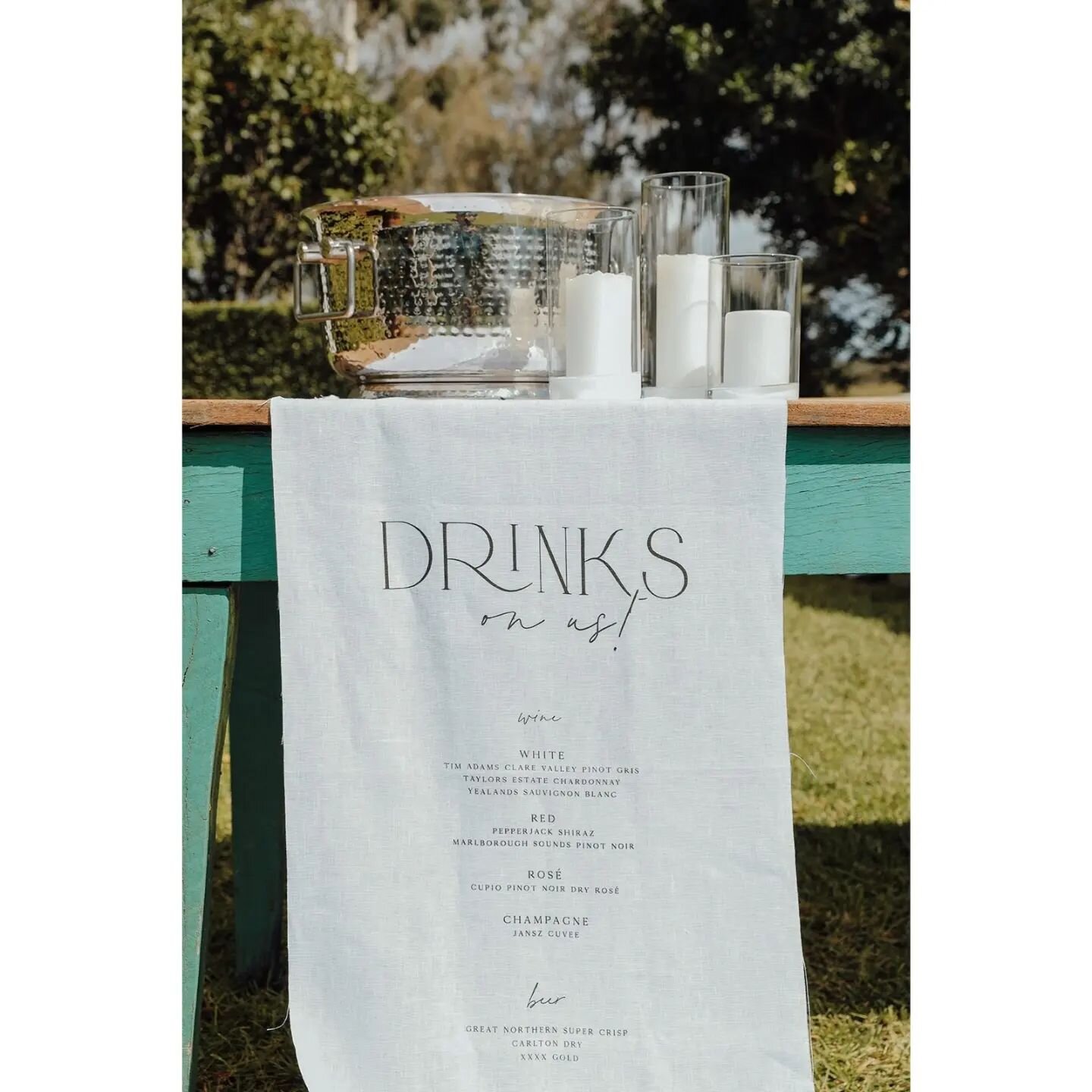 Who doesn't love an open bar?
.
Custom Linen Bar sign for Carly &amp; Charlie.
Swipe to see some of my most favourite blooms ever!
.
#smallbusiness #littlegreenleaf #littlegreenleafstationery #simplicity #signage #weddingsigns #timeless #wedding #gol