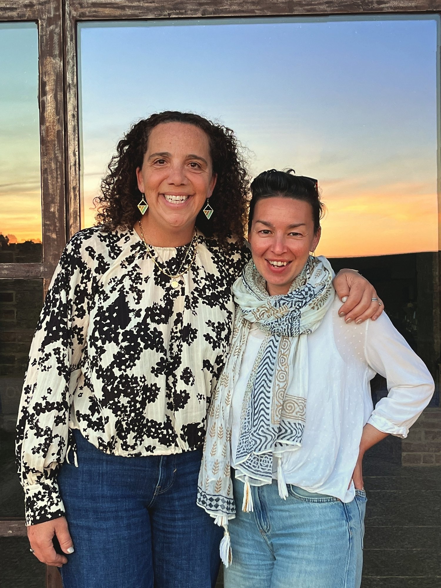 Guests together at golden hour on the Tuscan retreat
