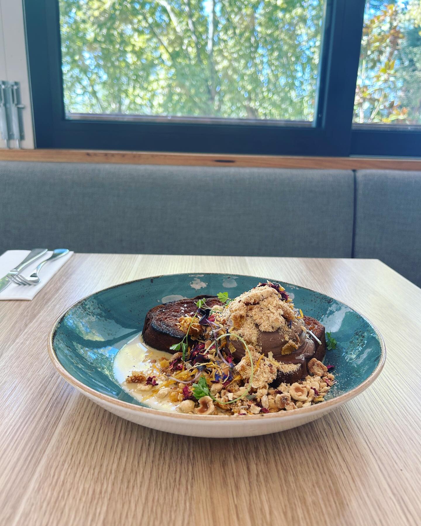 A brioche dish joins our new breakfast menu and it is delicious! 

Brown sugar &ldquo;brulee&rdquo; brioche, whipped chocolate, burnt honey butterscotch anglaise, cornflake crunch and local Hillsborough Farm hazelnuts. 

#Theriverdeck #riverviews #mu