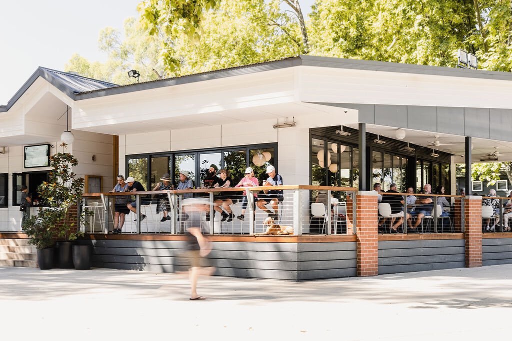 Another beautiful day to have lunch on the deck 🙌🌳

#Theriverdeck #riverviews #murrayriver #alburywodonga #regionalvictoria #regionalnsw #albury #visitnsw #visitvictoria #alburywodongasurrounds #visitaw #thisistheborder #alburywodonga #localproduce