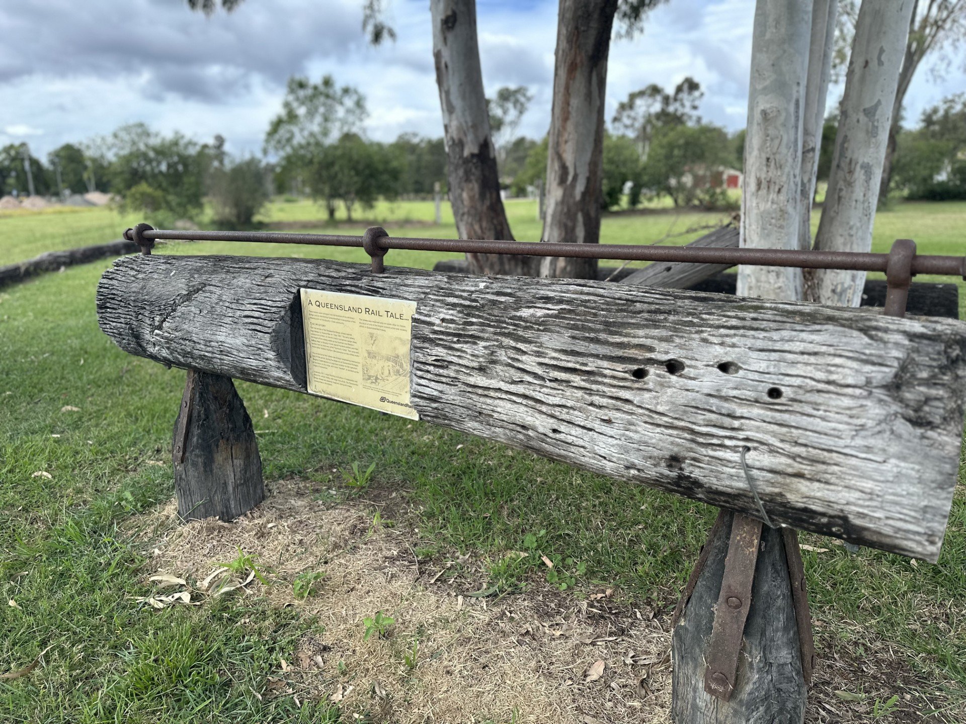 𝒟𝒾𝒹 𝓎𝑜𝓊 𝓀𝓃𝑜𝓌... Murphys Creek has a proud railway history? Out the back of the Tavern, you'll find a monument to the Queensland Rail Tale which tells the story of the construction, destruction and ultimate recovery of the Toowoomba Range Ra