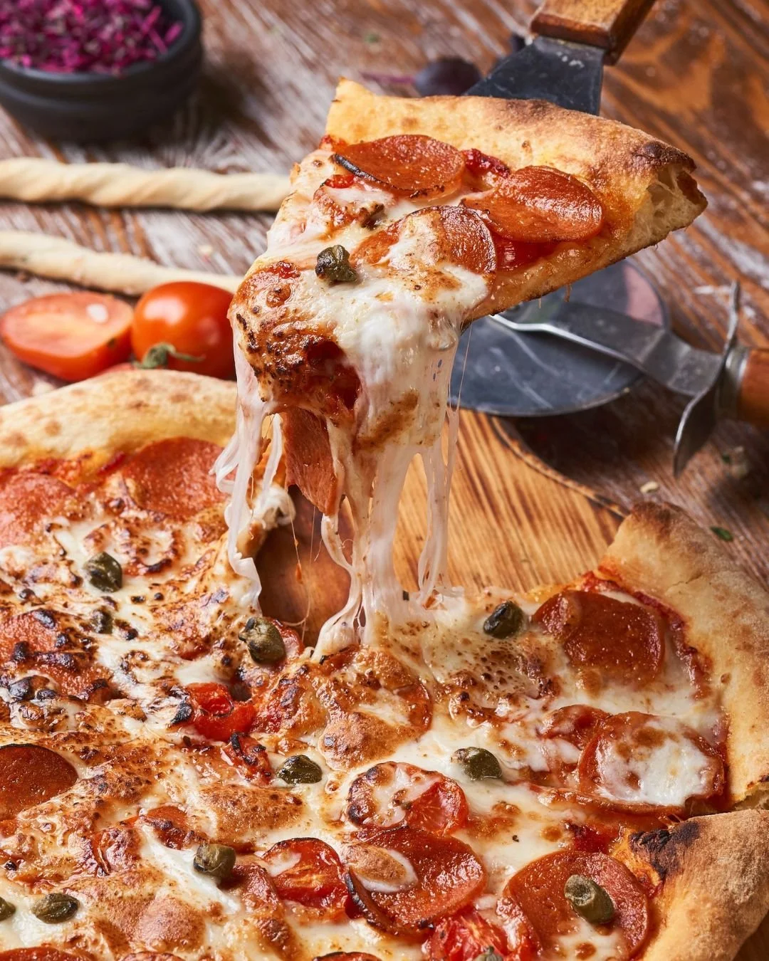 🚨Warning: these pizzas may cause uncontrollable Friday happiness! 
Get ready to sink your teeth into something seriously tasty — tonight’s pizza lineup is too good to miss - check these out! ➡️
🍕 𝐈𝐭𝐚𝐥𝐢𝐚𝐧 - Napoli sauce base wit