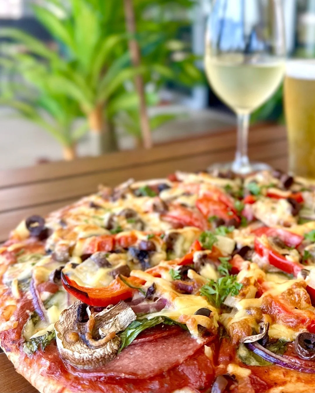 Hot pizzas. Big flavours. Cold drinks. Zero rush!

This week&rsquo;s pizza specials for Friday night... perfect for easing into the weekend with family or friends.

🌶️ 𝐇𝐨𝐭 &amp; 𝐒𝐩𝐢𝐜𝐲 𝐂𝐡𝐢𝐜𝐤𝐞𝐧
🍕 𝐒𝐮𝐩𝐫𝐞𝐦𝐞
🥓 𝐋𝐨𝐚𝐝𝐞𝐝 𝐏𝐞𝐩𝐩