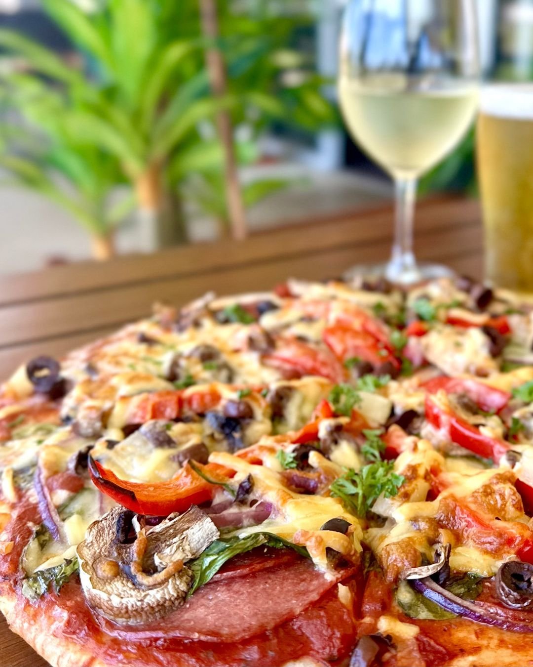 Because Fridays taste better with pizza at The Creek. 🍕

This is what we're firing up tomorrow night and our pizza line-up is looking seriously good:

🍕 𝐏𝐚𝐫𝐦𝐞𝐬𝐚𝐧 𝐂𝐡𝐢𝐜𝐤𝐞𝐧 &amp; 𝐁𝐚𝐜𝐨𝐧 &ndash; Napoli sauce base, onion, bacon, chick