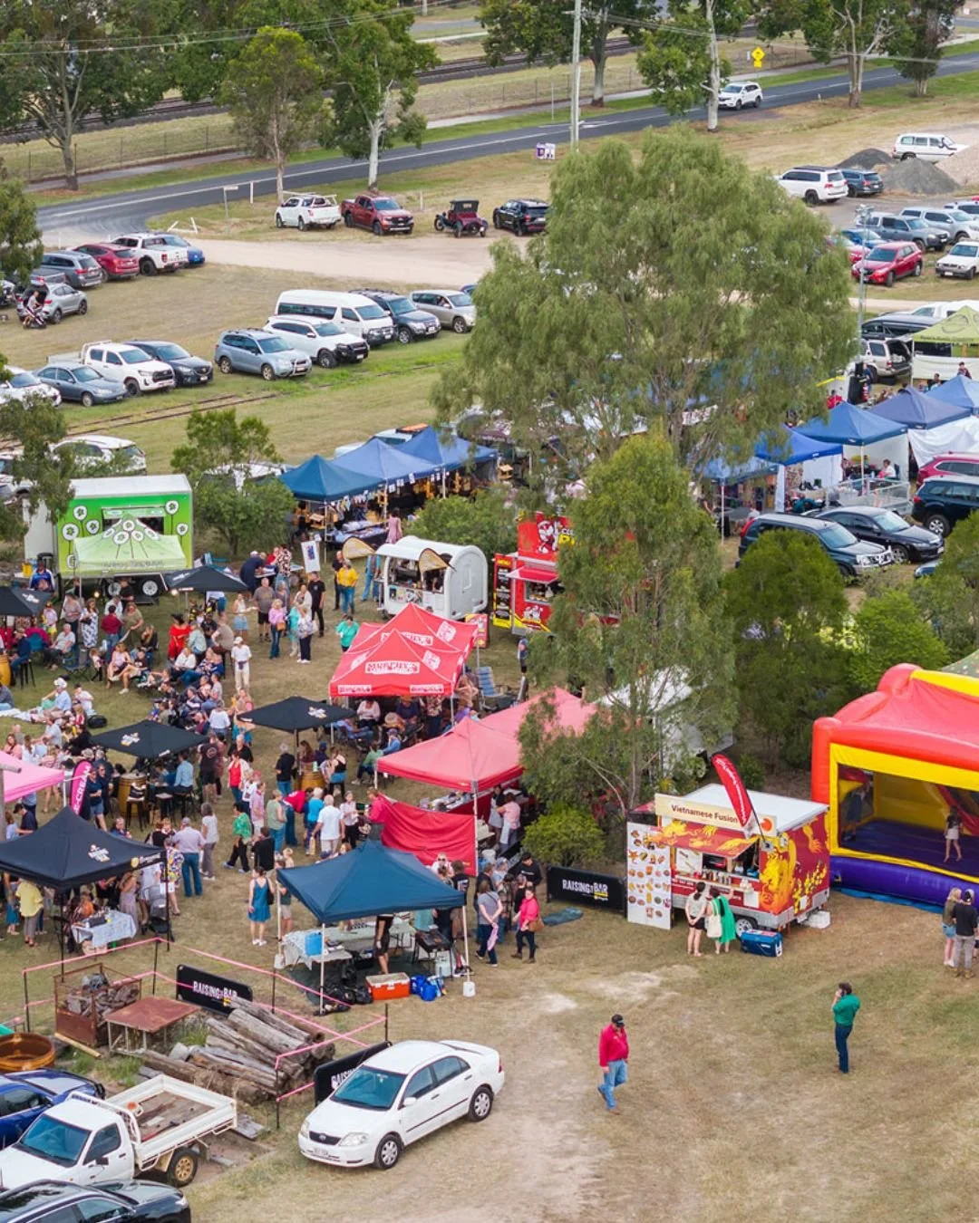 🎷 This Saturday&hellip; The Creek comes alive! 🎪🎶🎷

Our Jazz, Food &amp; Wine Twilight Markets are back again, and it&rsquo;s going to be the perfect way to spend your afternoon and evening!

Stroll through the markets, discover some amazing loca