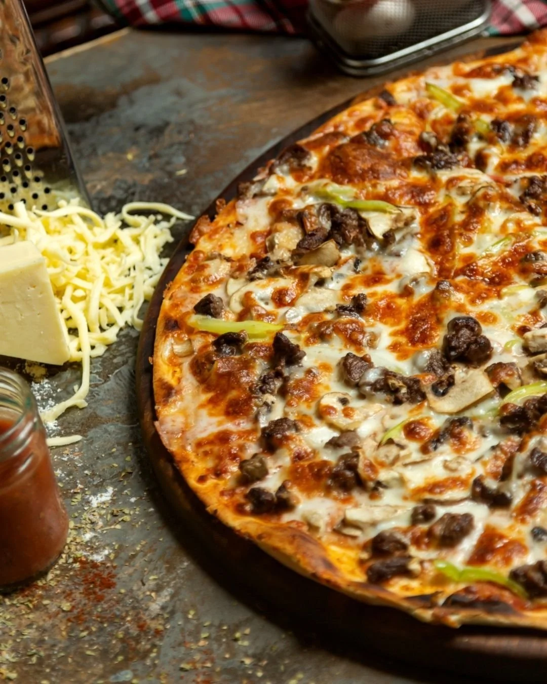 Friday night at The Creek starts with our pizzas!
One night. Four pizzas. No wrong choice.

Here&rsquo;s what&rsquo;s coming out of the oven:

🍕𝐏𝐫𝐚𝐰𝐧 𝐚𝐧𝐝 𝐁𝐚𝐜𝐨𝐧 - Napoli sauce base, onion, bacon, dill, cherry tomatoes, prawns and pizza c