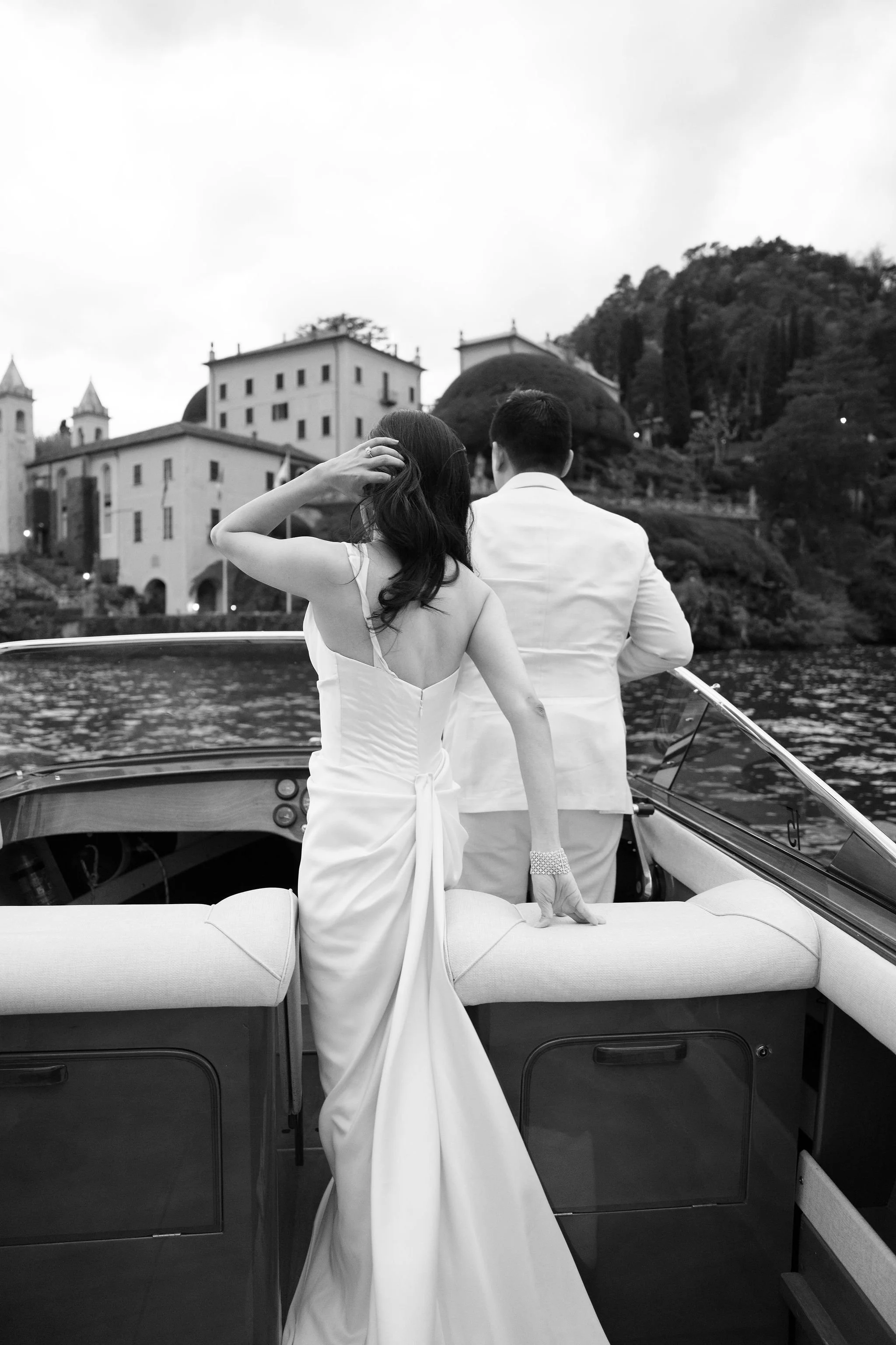 Couple portrait Villa Balbiano on the boat