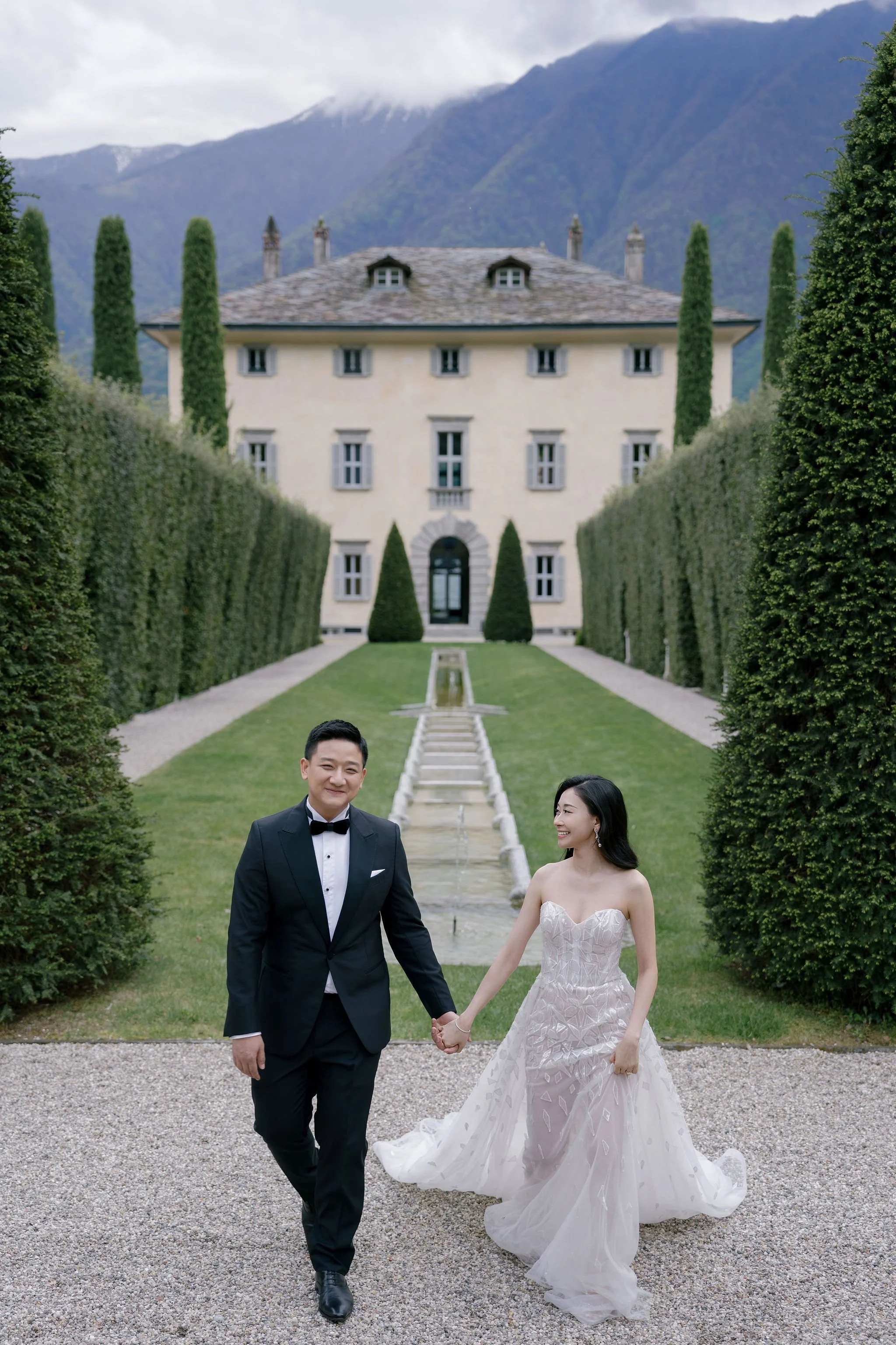 Documentary moment couple walking Villa Balbiano gardens