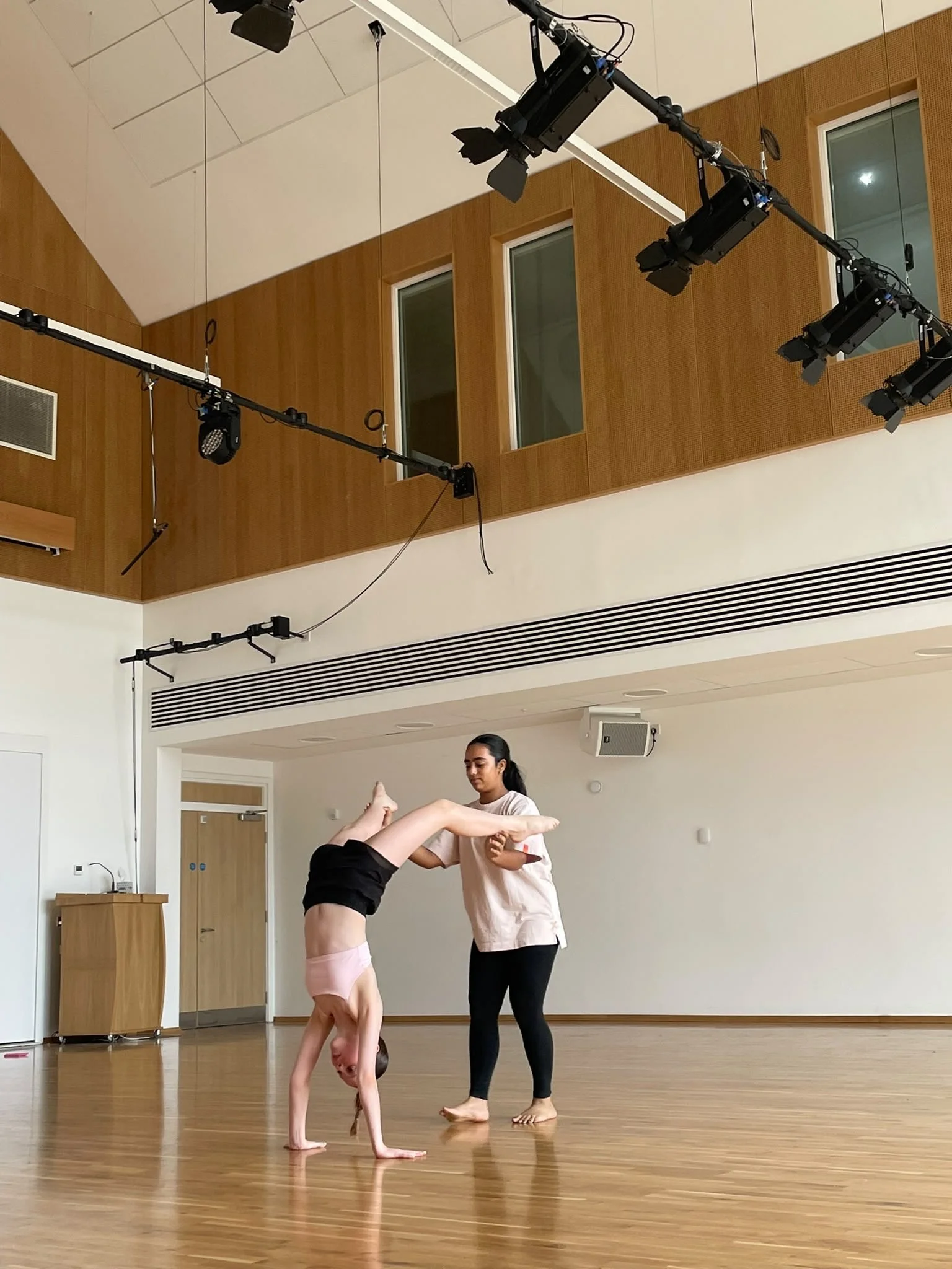 teesdance-summer-school-2026-17-handstand-partner-support.jpg