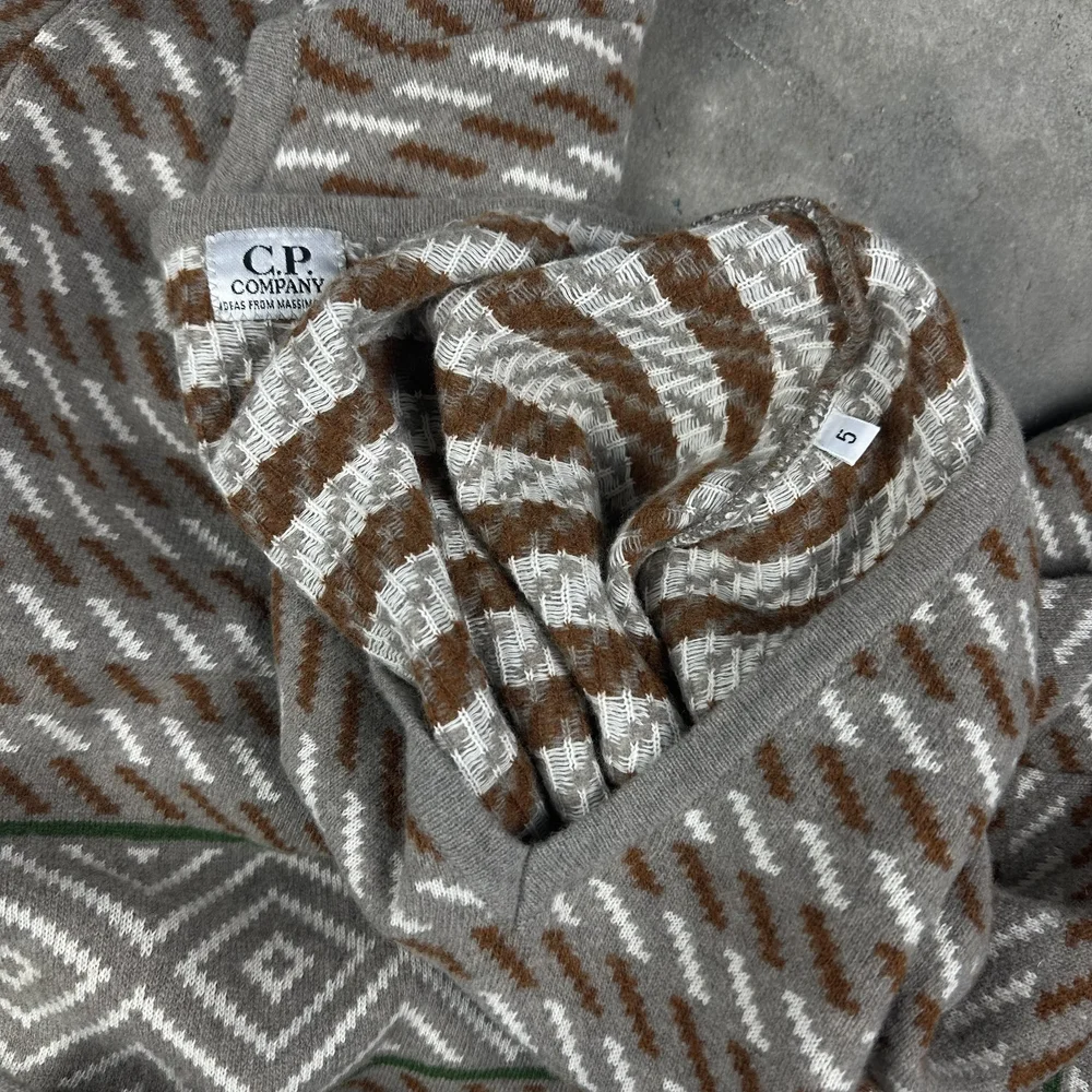 【オススメ】C.P. COMPANY simple v-neck knit オススメ】C.P. COMPANY simple v-neck knit - メルカリ