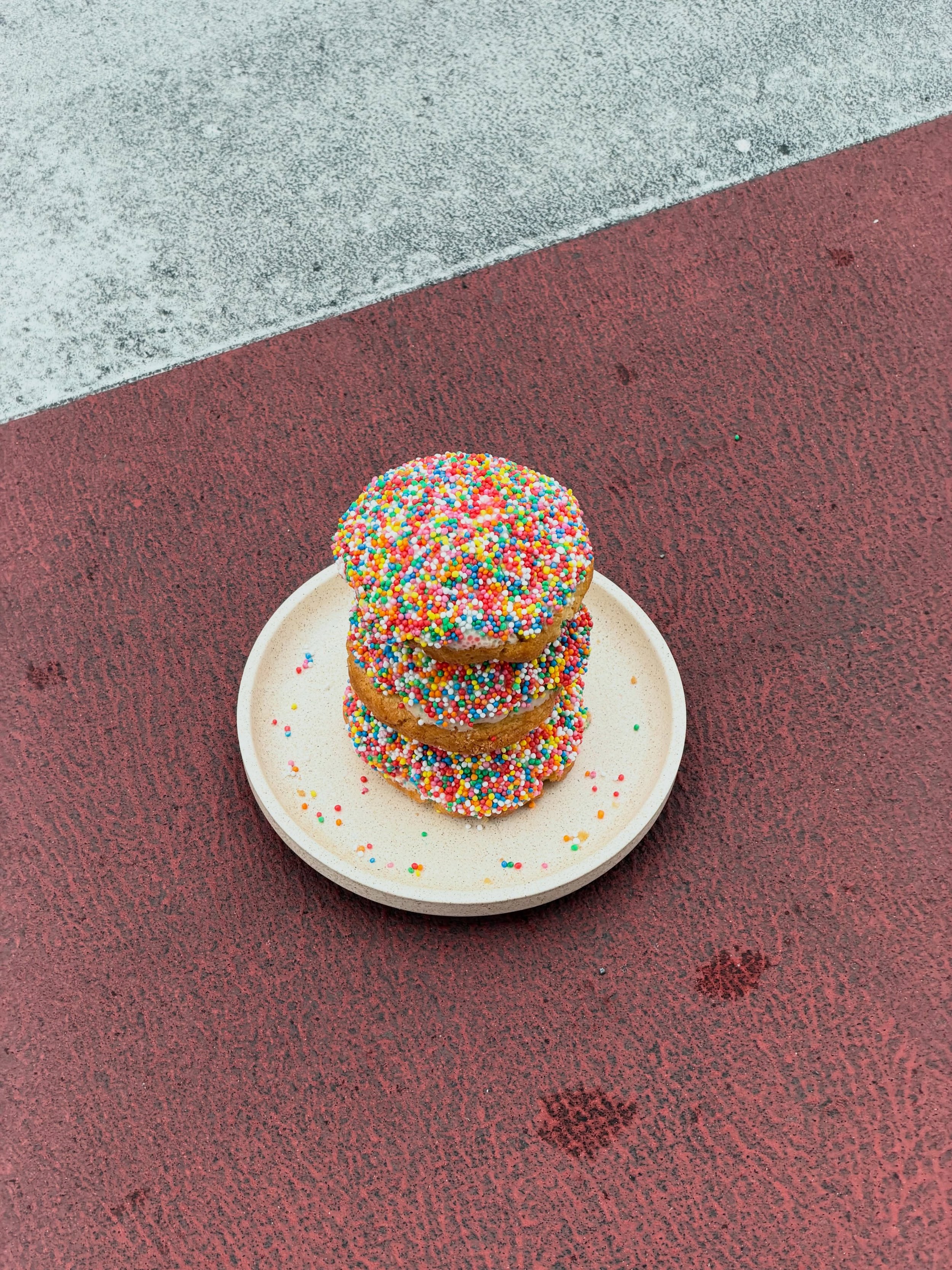 guys&hellip; dot cake but make it a cookie. are you kidding @themilkmanscookies ?? available this week until sold out !!

#dotcake #viral #goldcoastcafe #sweettreat