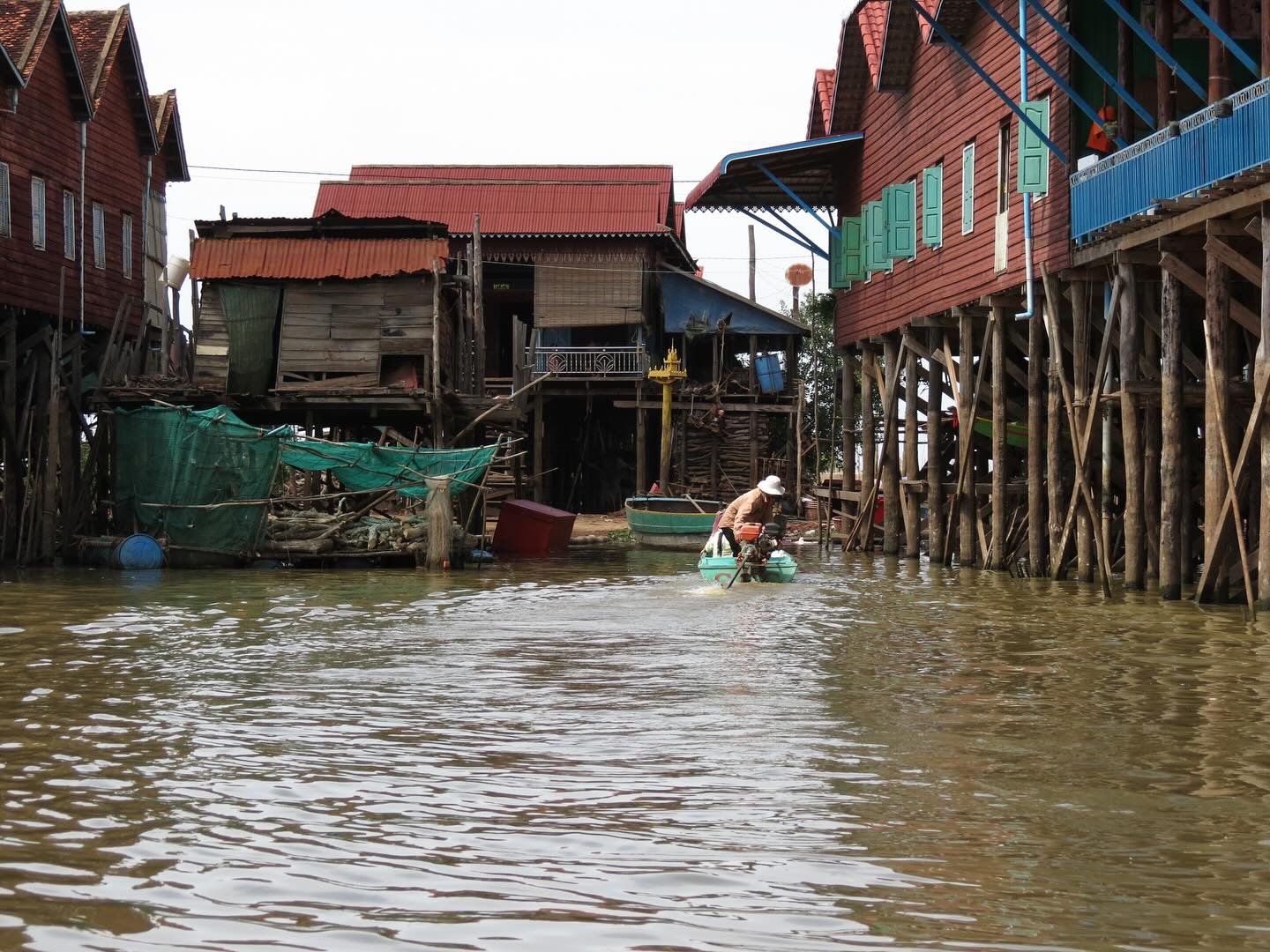 Ho chiesto a Chen, di accompagnarmi al lago Tonle Sap, il lago pi&ugrave; grande di tutto il sud-est asiatico. 
Mi trovo in Cambogia, a 55 km da Siem Reap e mi porta su un piccolo porticciolo da dove parte la mia barca in legno dotata di sedie non fi