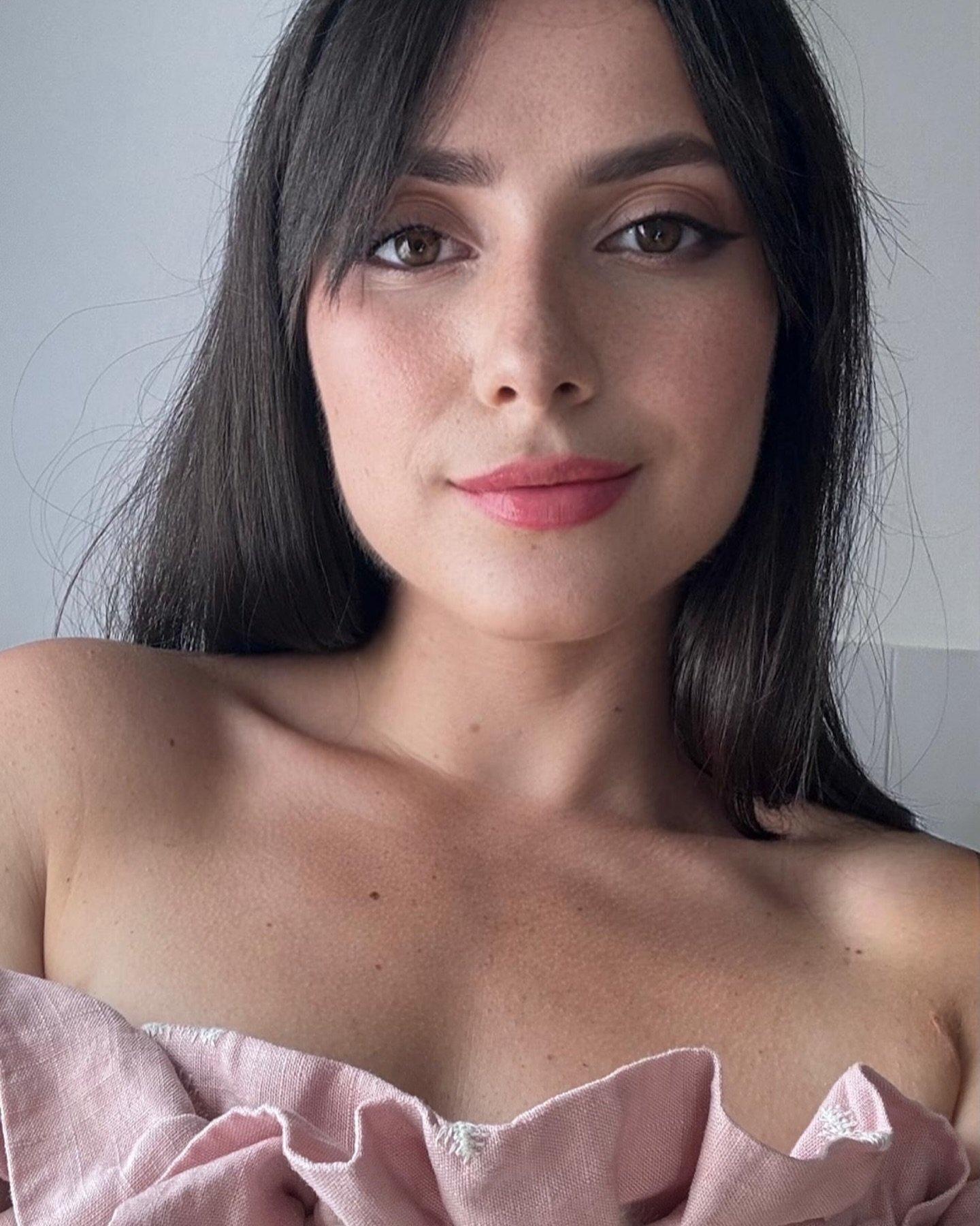 Swipez pour d&eacute;couvrir quelques trucs sur moi quand je ne suis pas derri&egrave;re la cam&eacute;ra: 

1. Moi aussi j&rsquo;essaie de prendre la pose pour insta 🥲
2. Je fais du CrossFit&hellip;
3. &hellip; pour manger des croissants le dimanch