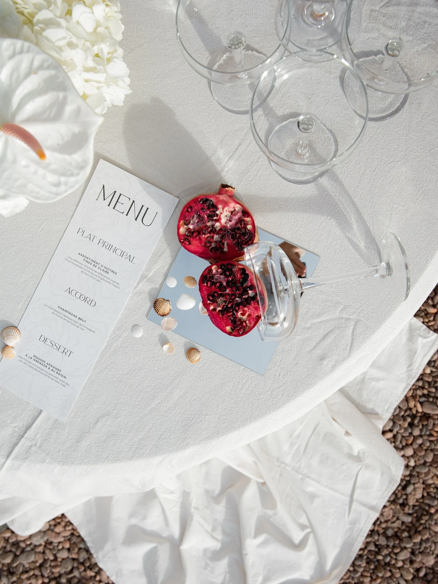 Une table o&ugrave; chaque d&eacute;tail refl&egrave;te la douceur et l&rsquo;&eacute;motion du jour.

Swipez pour d&eacute;couvrir la po&eacute;sie d&rsquo;un d&icirc;ner en bord de mer 🐚

Wedding Planner @epousemoi.wp
Photographe @sarah.diamarina 