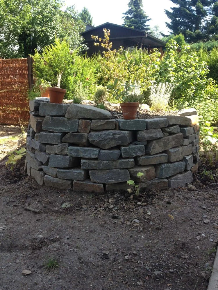 Jenny-Gronostay-Naturgartenbau-Text-Lektorat-Uebersetzung-Design-Planung-Praktikum-Roman-Jaehne-Formgarten.jpg