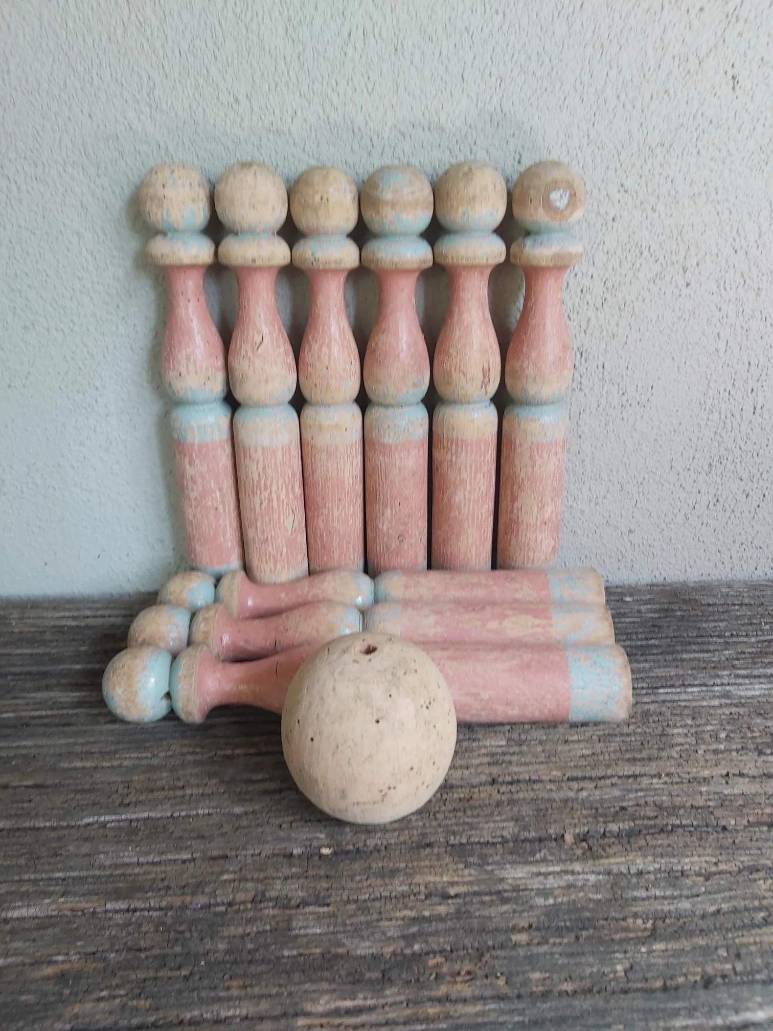 Art 36 : Set oude houten kegels met bal