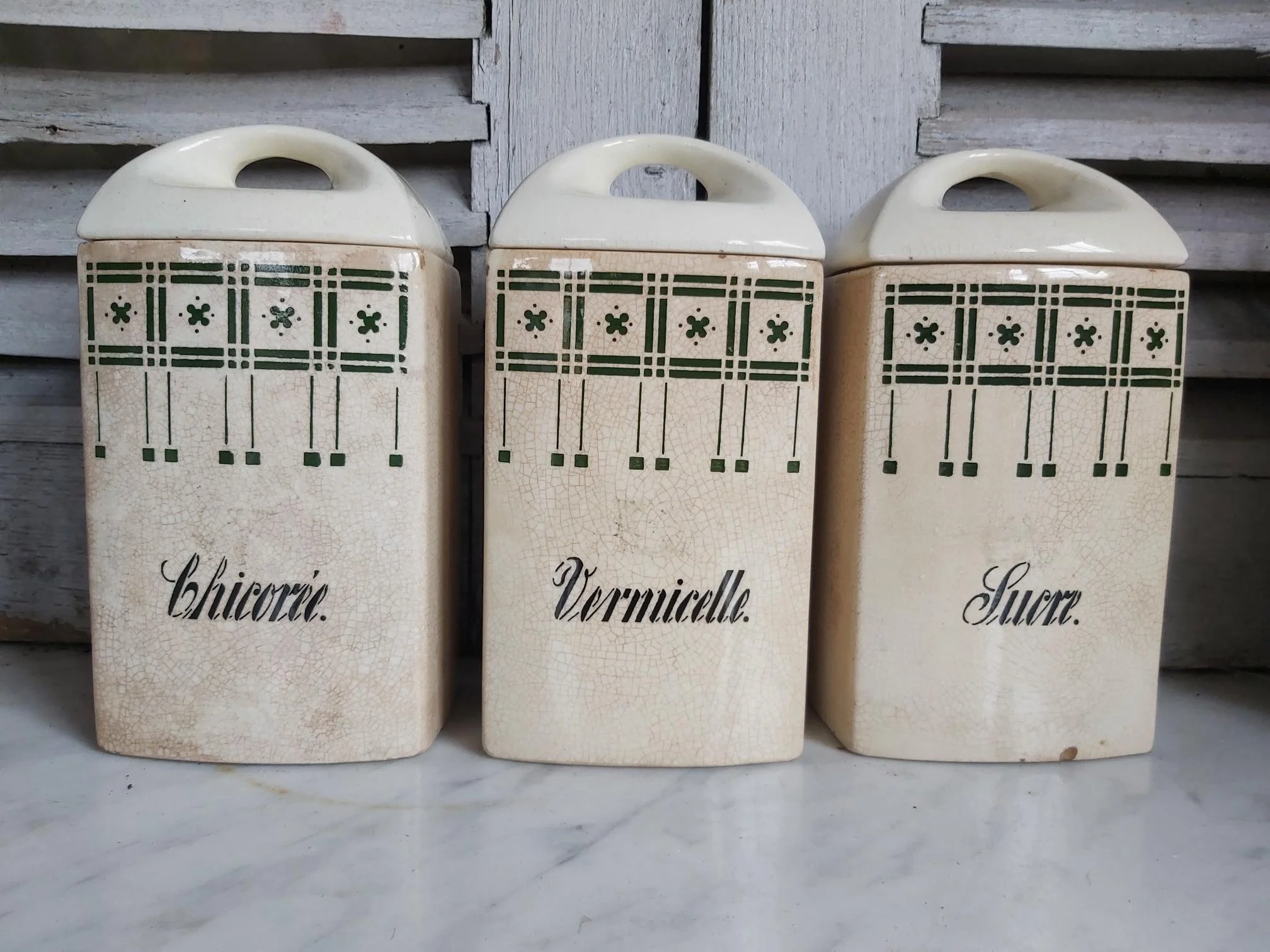 art 63: 3 oude fel beboterde voorraad potten MOSKAU mooi design