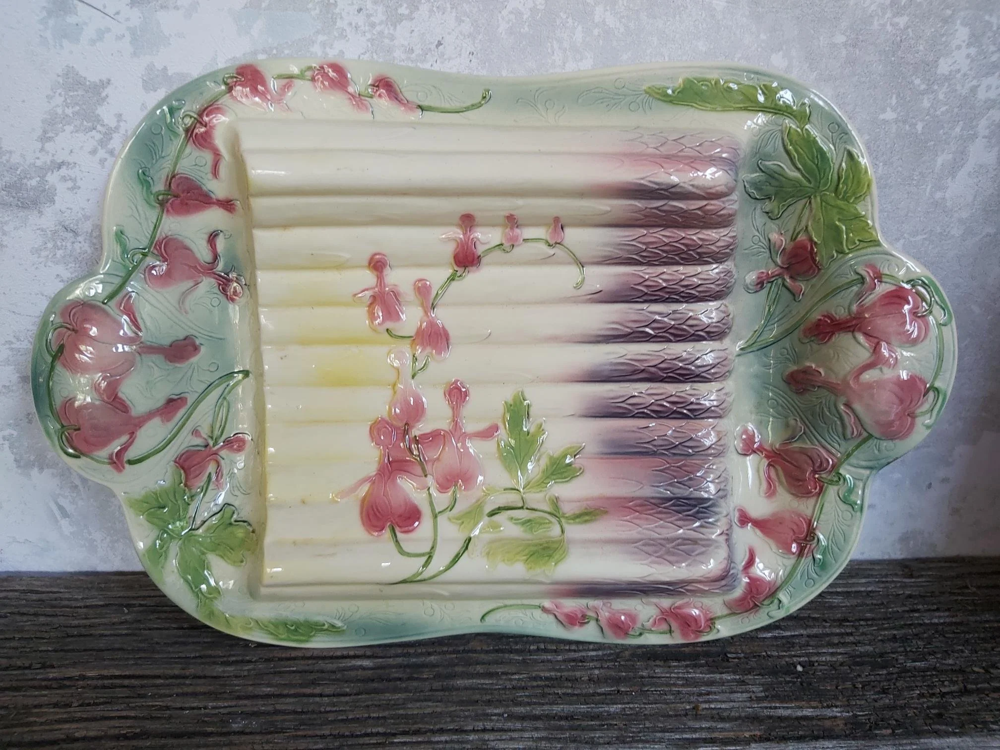 Art 64 : Antieke Saint Clement barbotine / majolica aspergeschaal