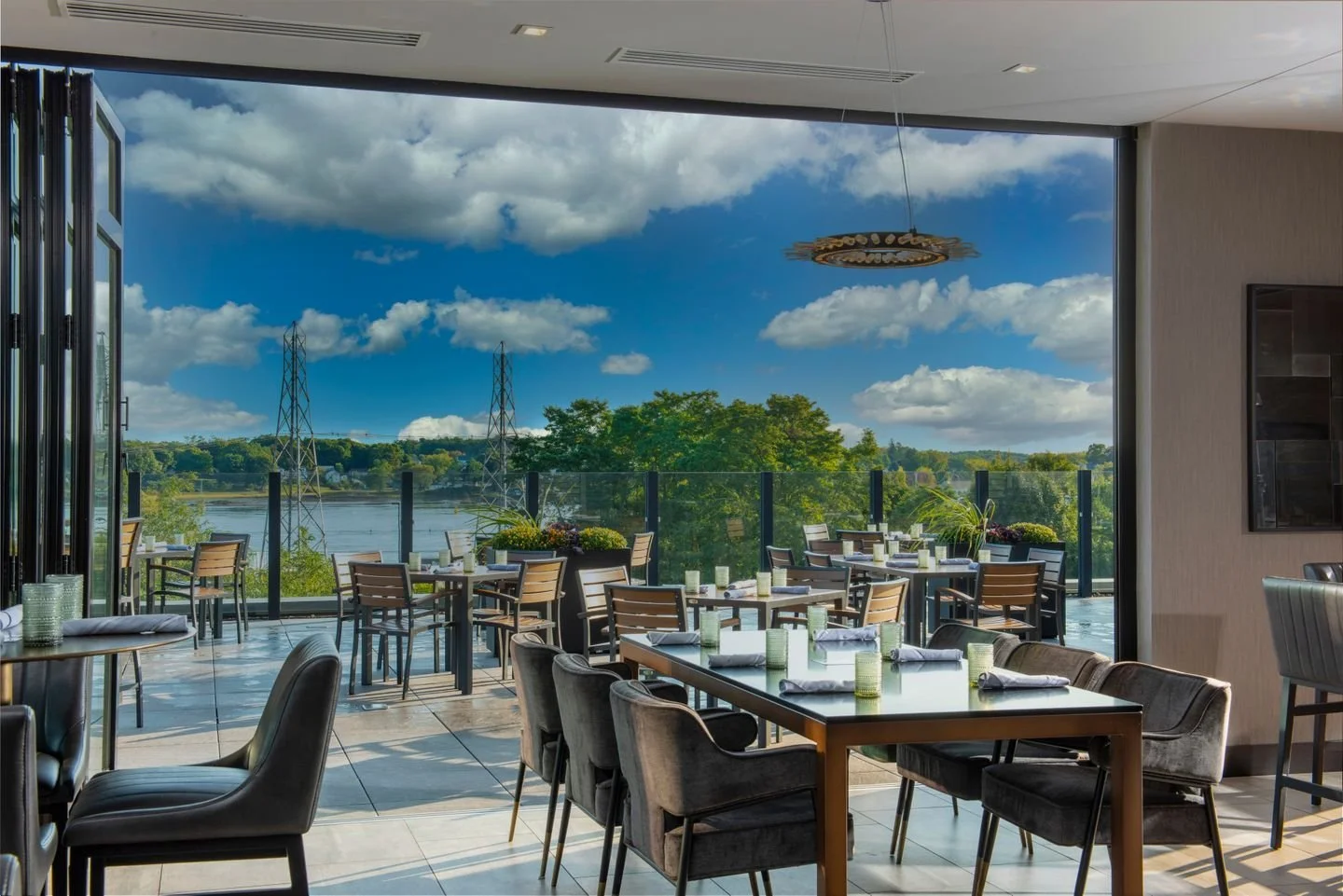 Mother&rsquo;s Day Brunch with a View!📍 

Celebrate Mom with rooftop vibes! 
 🪻 Spring-inspired dishes
 🧑🍳 Chef-attended stations
 🥂 Handcrafted cocktails
...Plus all the sweet treats she deserves.🧁 Every detail is designed to make her feel ext