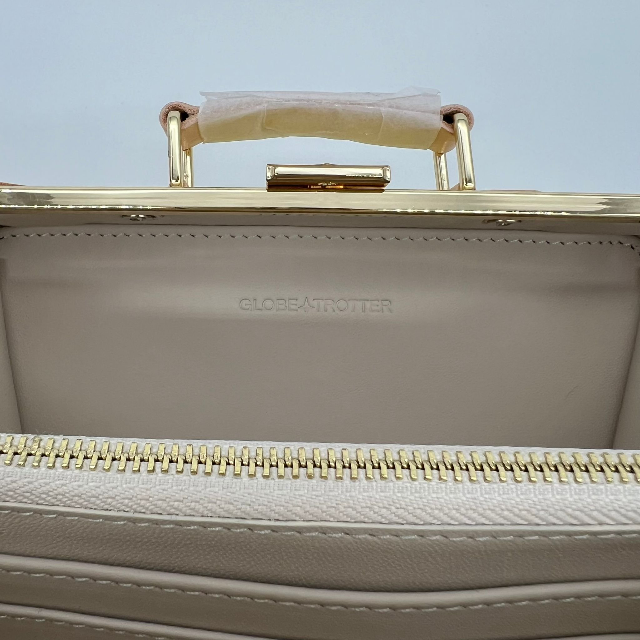 Globe-Trotter Micro Crossbody Case Pop Mayfair Bag inside