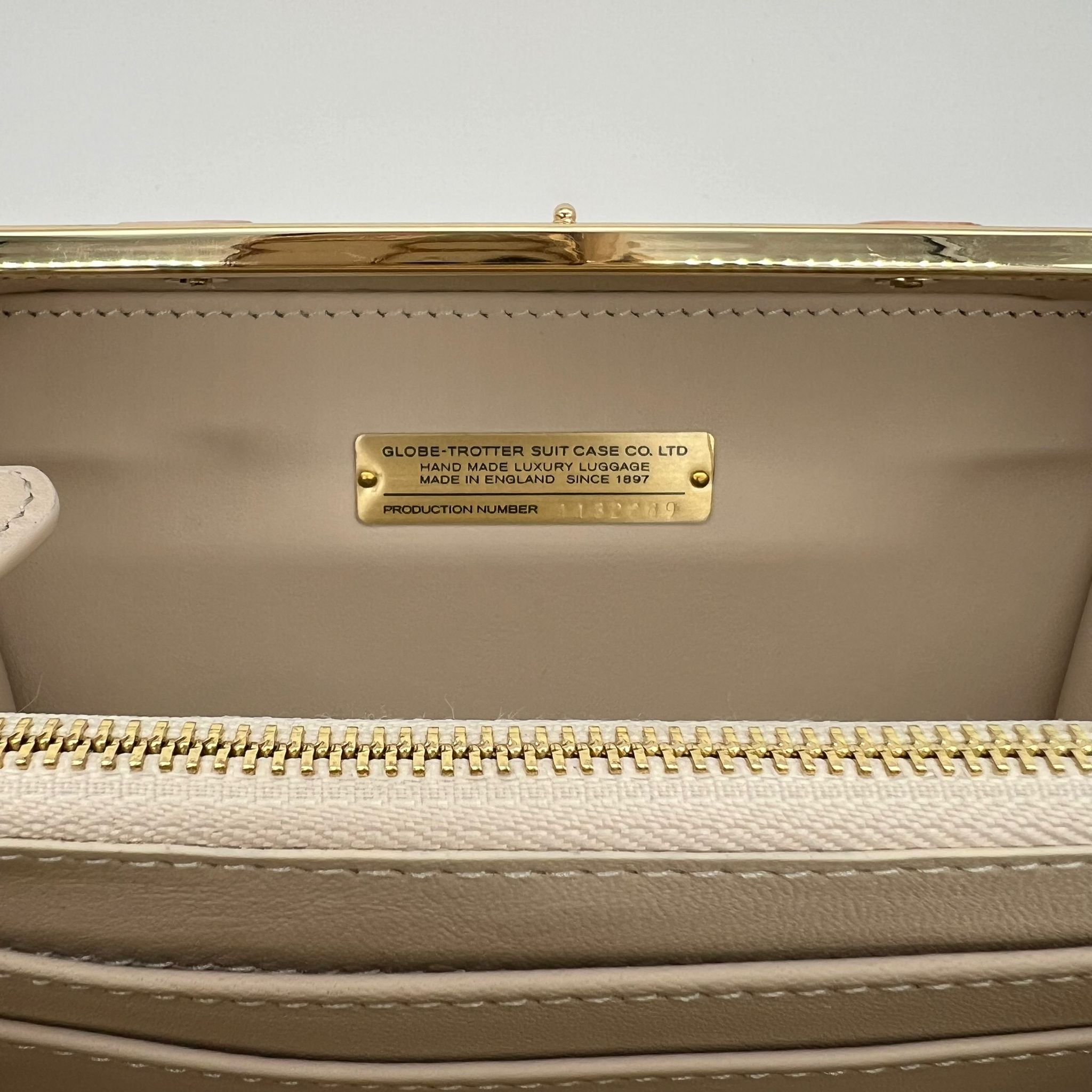 Globe-Trotter Micro Crossbody Case Pop Mayfair Bag label