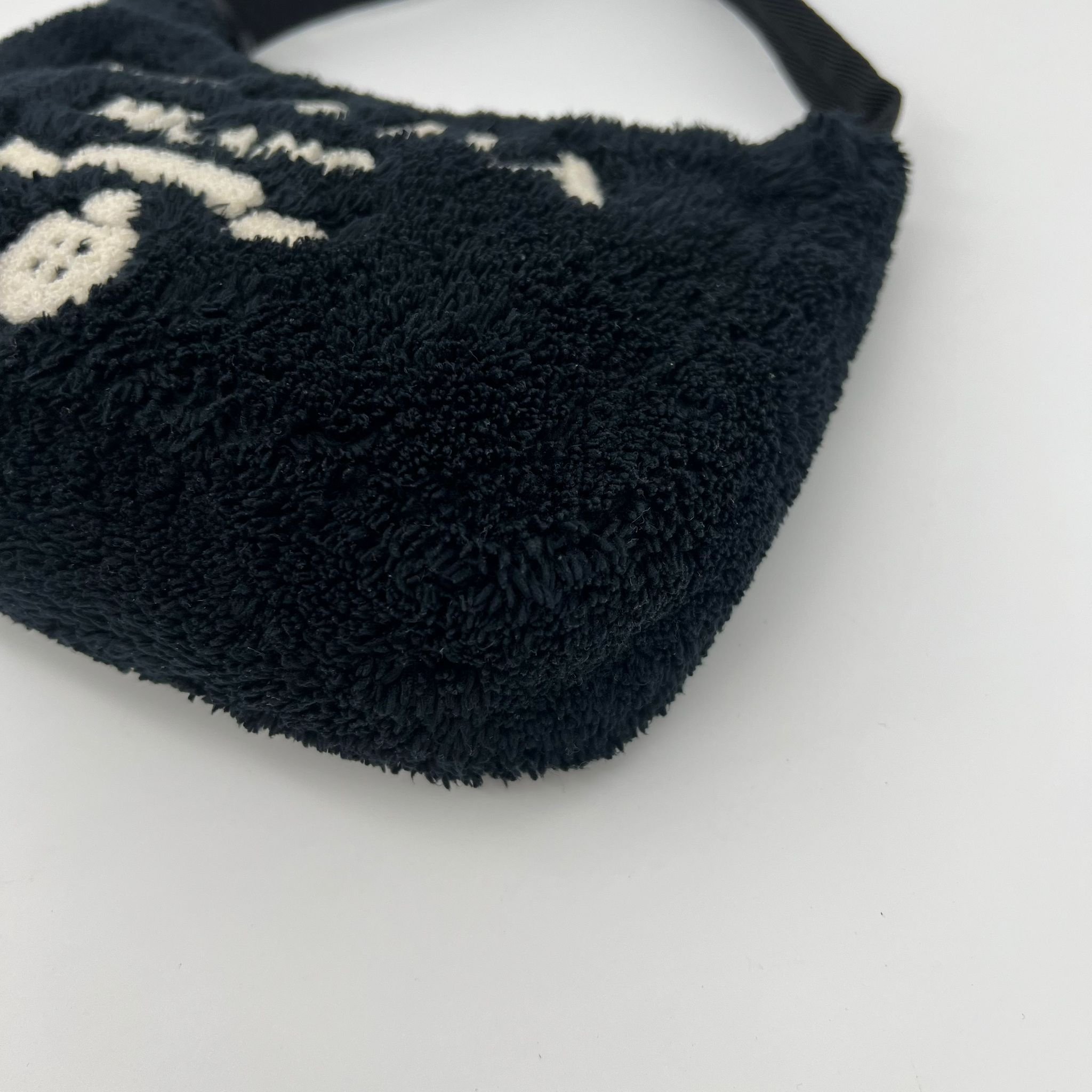 Prada Re-edition 2000 Terry Shoulder Bag corner