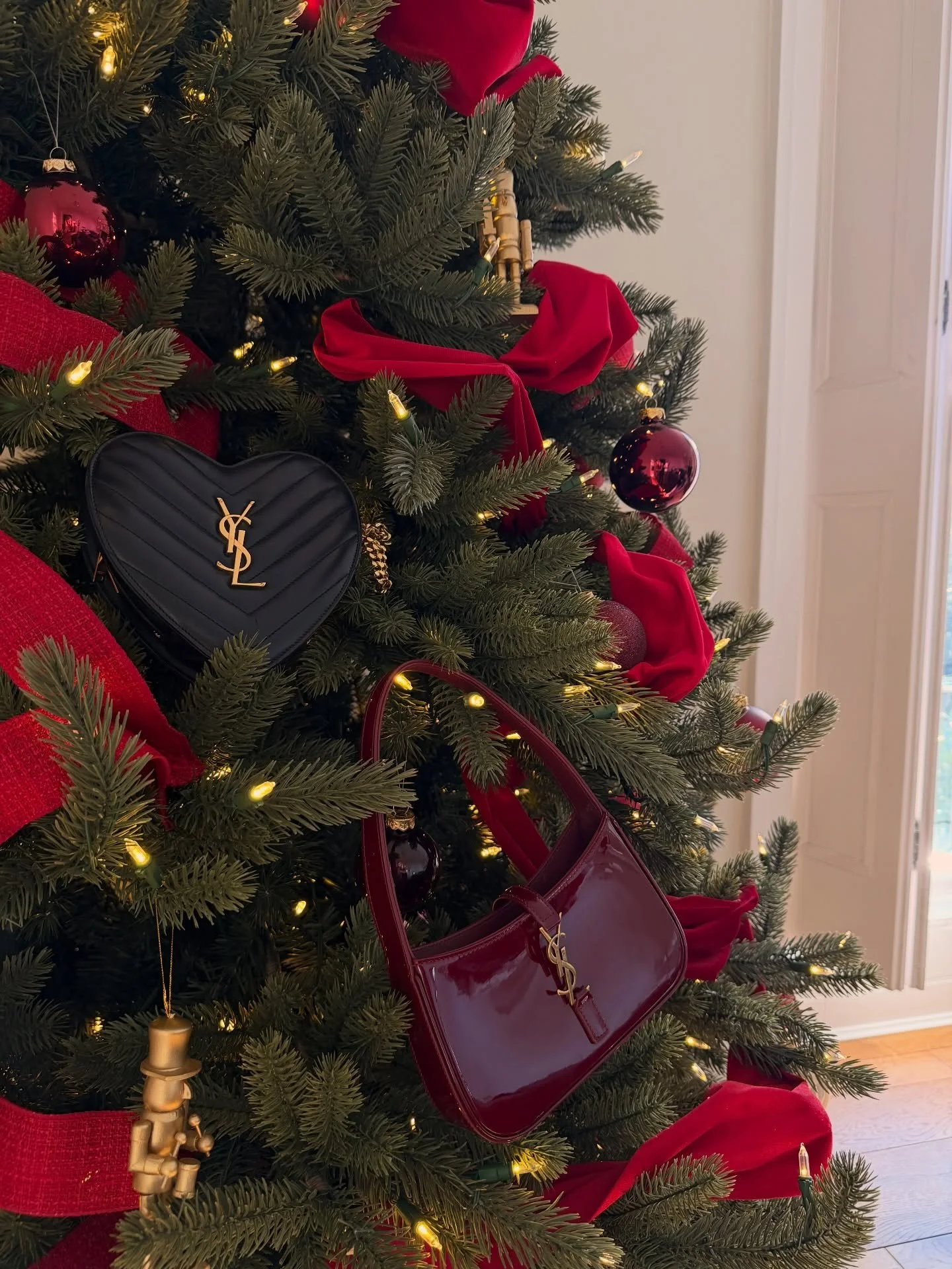 When the best gifts aren&rsquo;t under the tree&hellip; they&rsquo;re on it 🎄✨ Spot the new arrival just landed 👜&hearts;️

We&rsquo;re not affiliated or associated with the brands we sell.