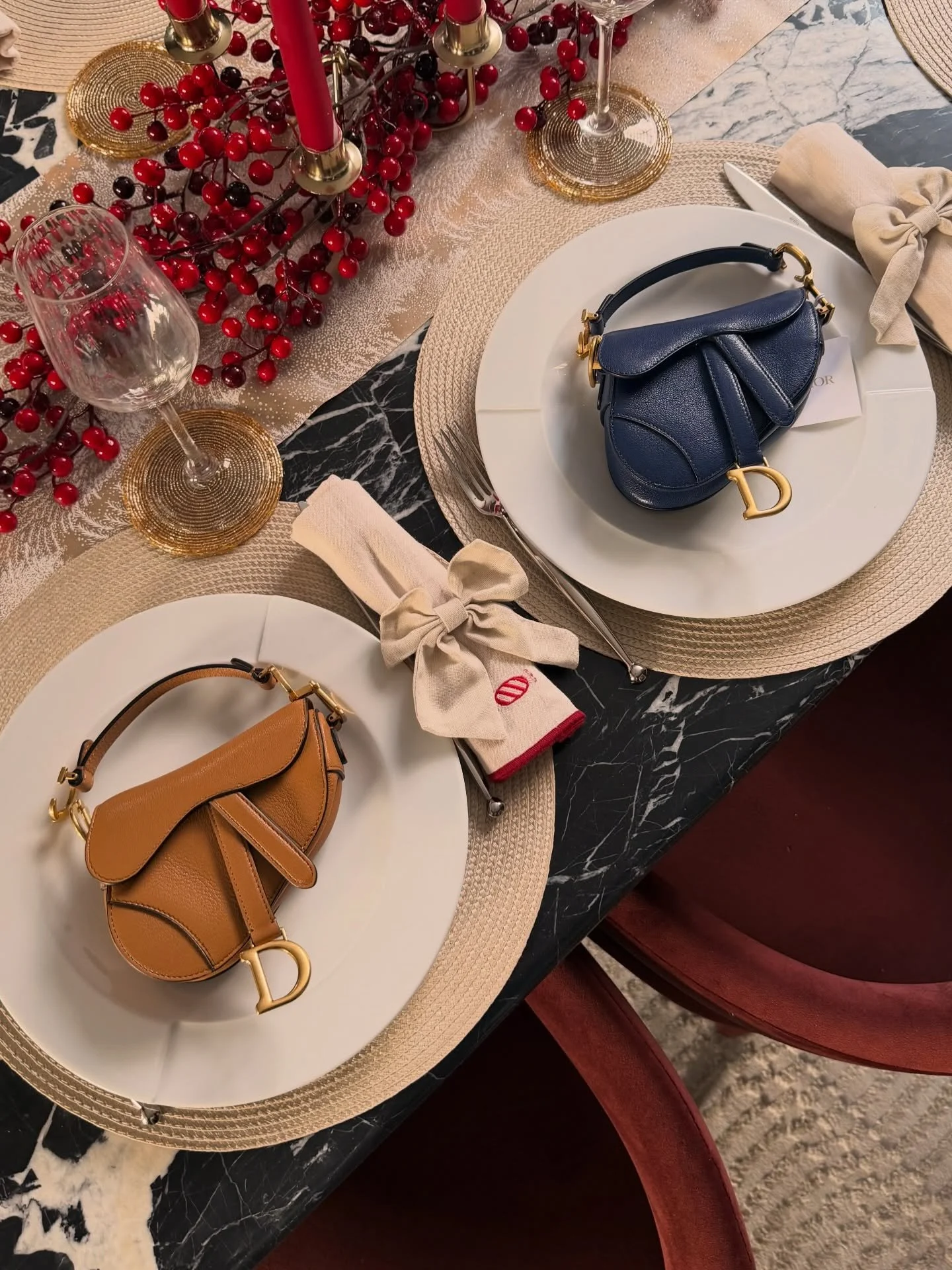 When the best things are served first&hellip; 😉

Choose your seat at the table, tan or navy? 

#eatup #dinnertıme #handbaglover